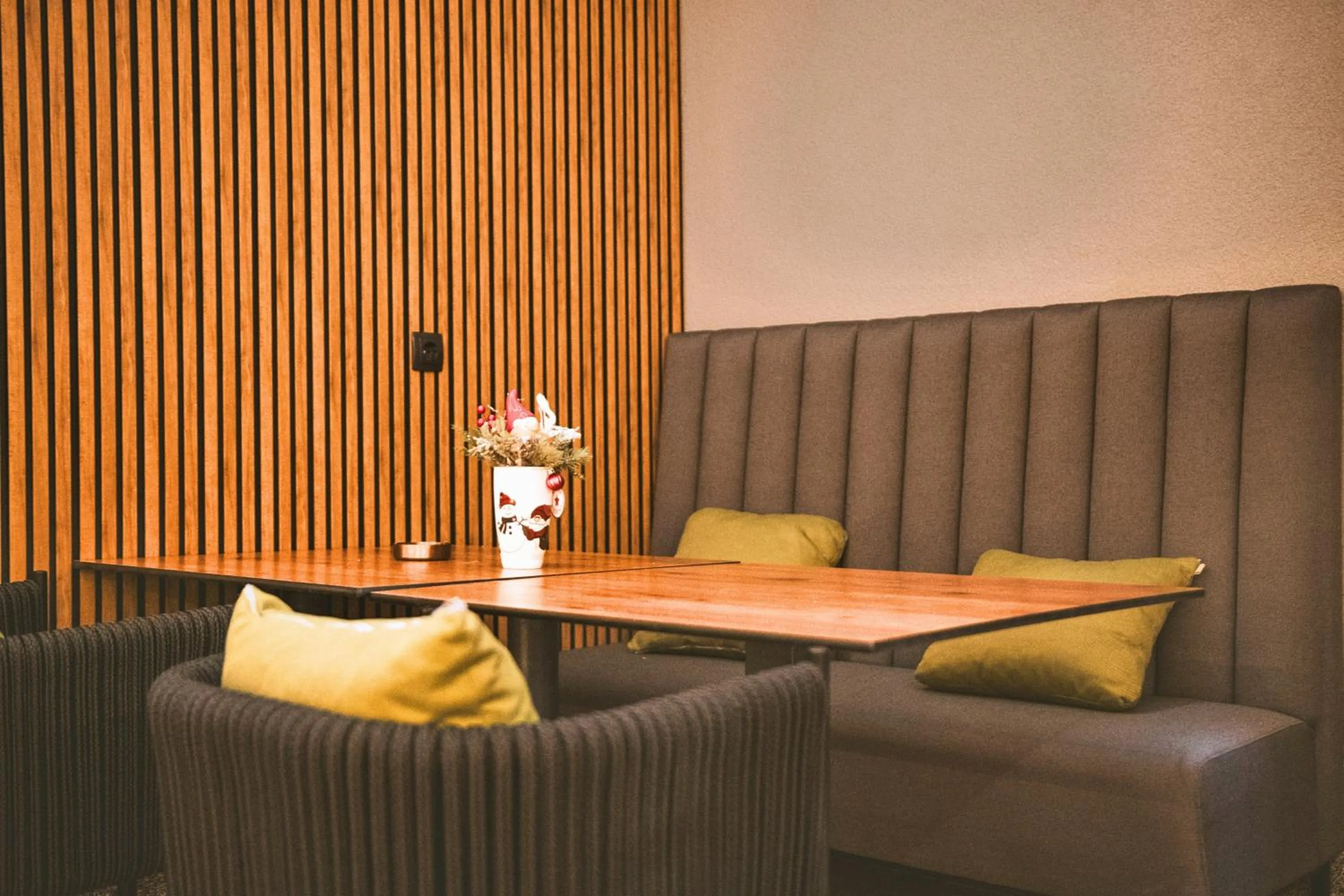 Restaurant/places to eat in Hotel Alkar