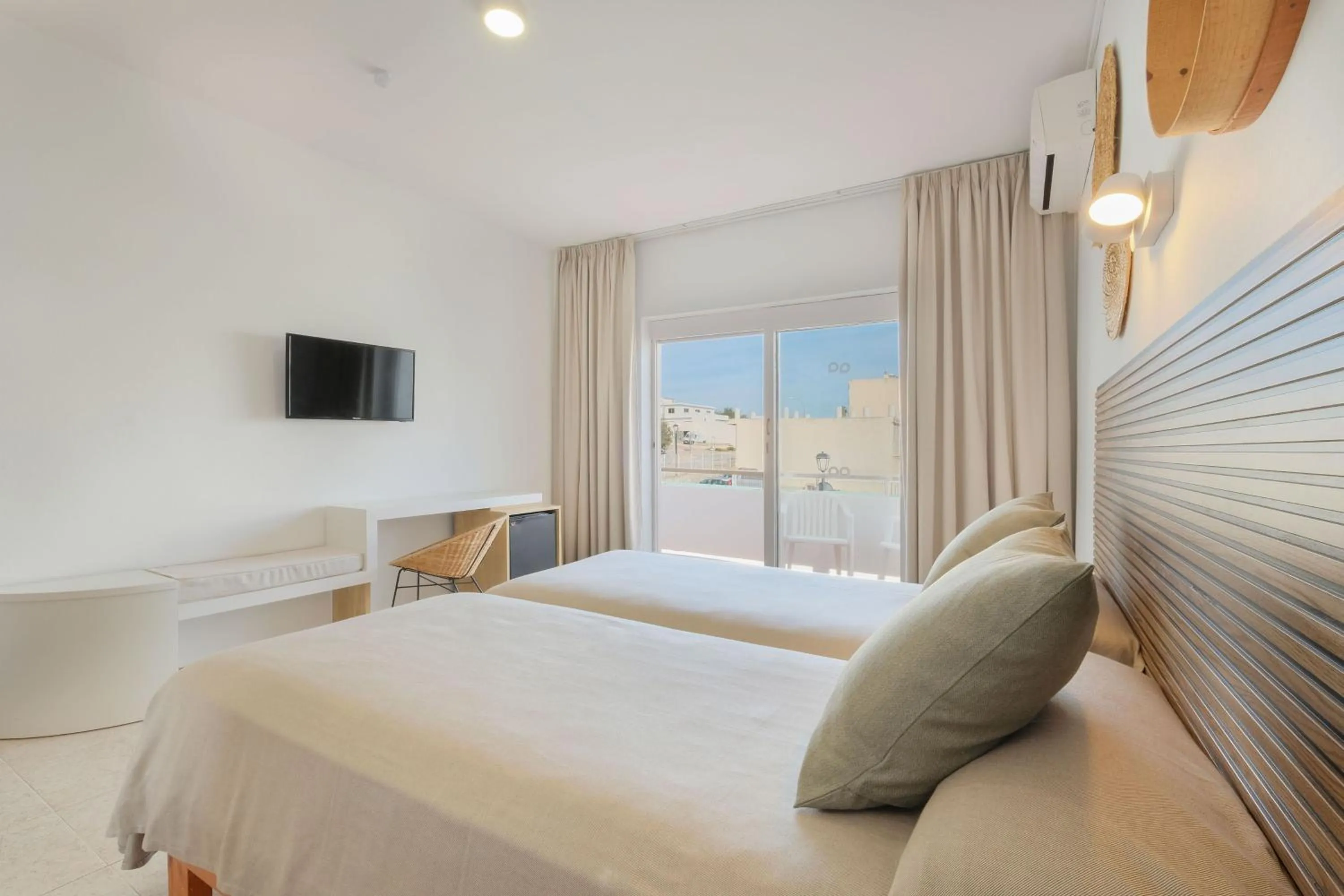 Bedroom, Bed in azuLine Hotel Mediterráneo