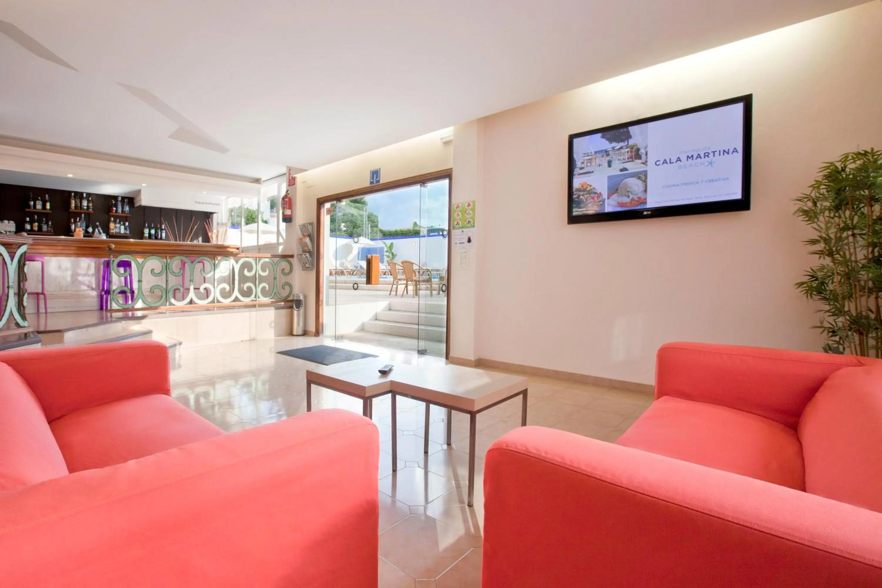 Lounge or bar in azuLine Hotel Mediterráneo