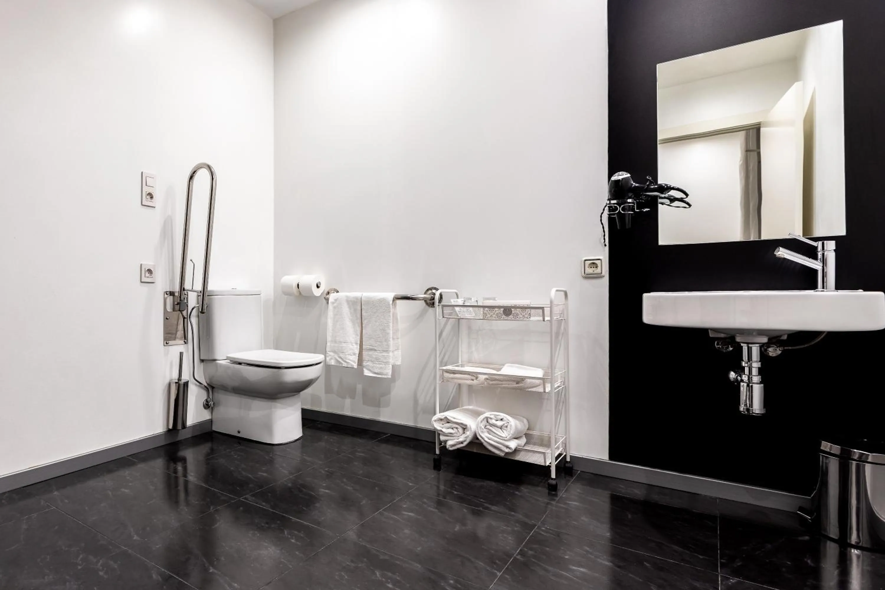 Toilet in Mayerling Hotel