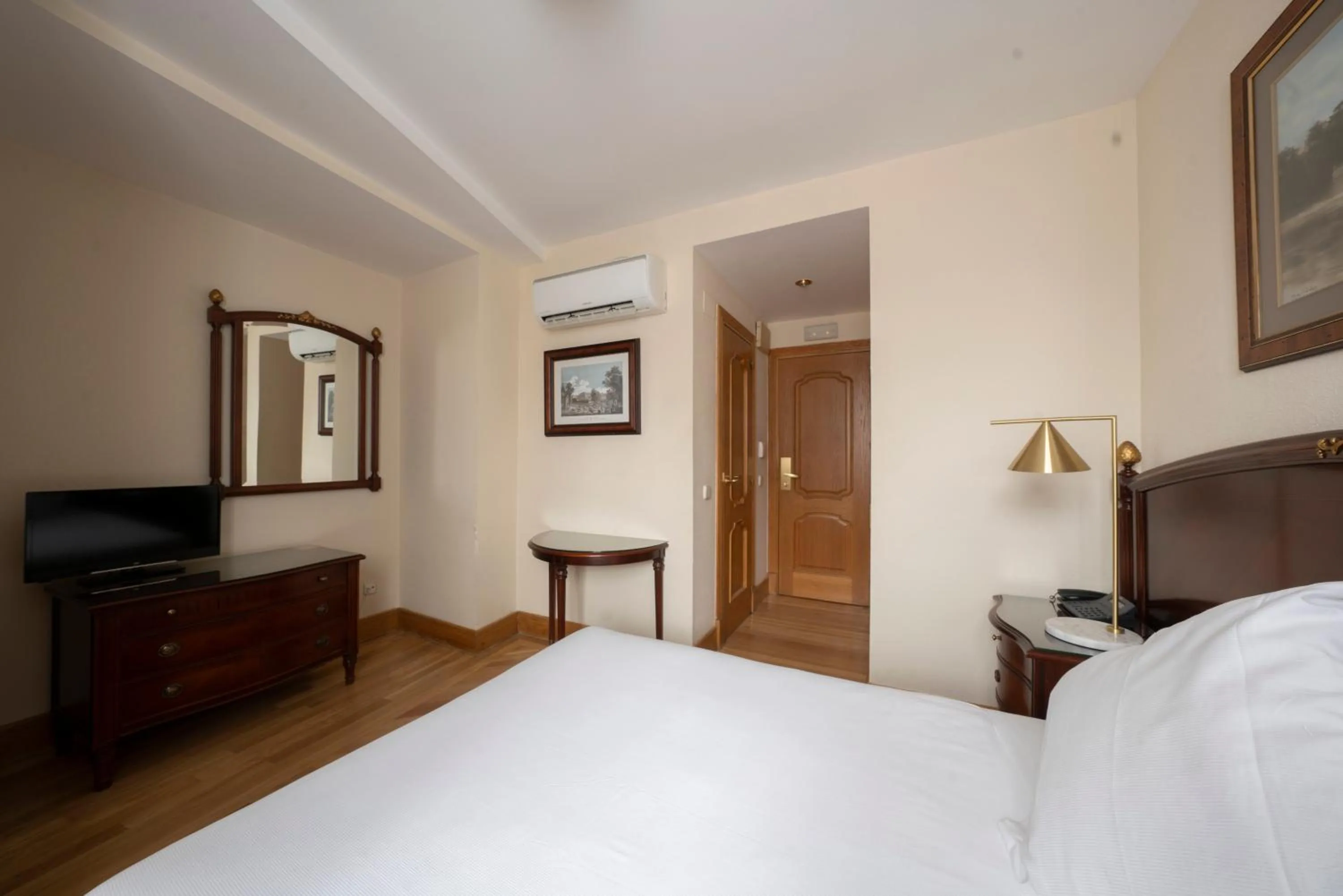 Photo of the whole room, Bed in Miranda & Suizo