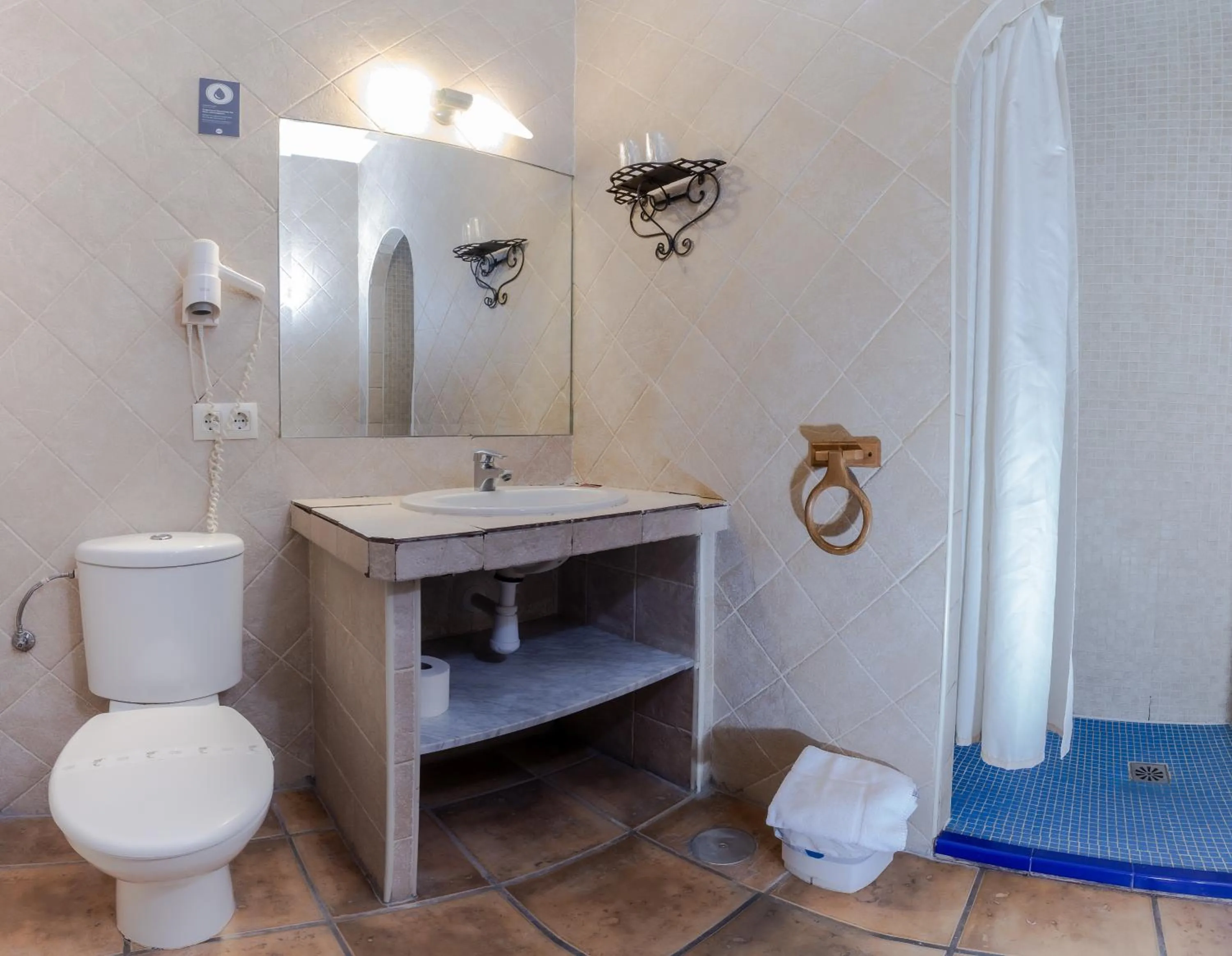 Bathroom in Hosteria Tierrallana by Juypehotel