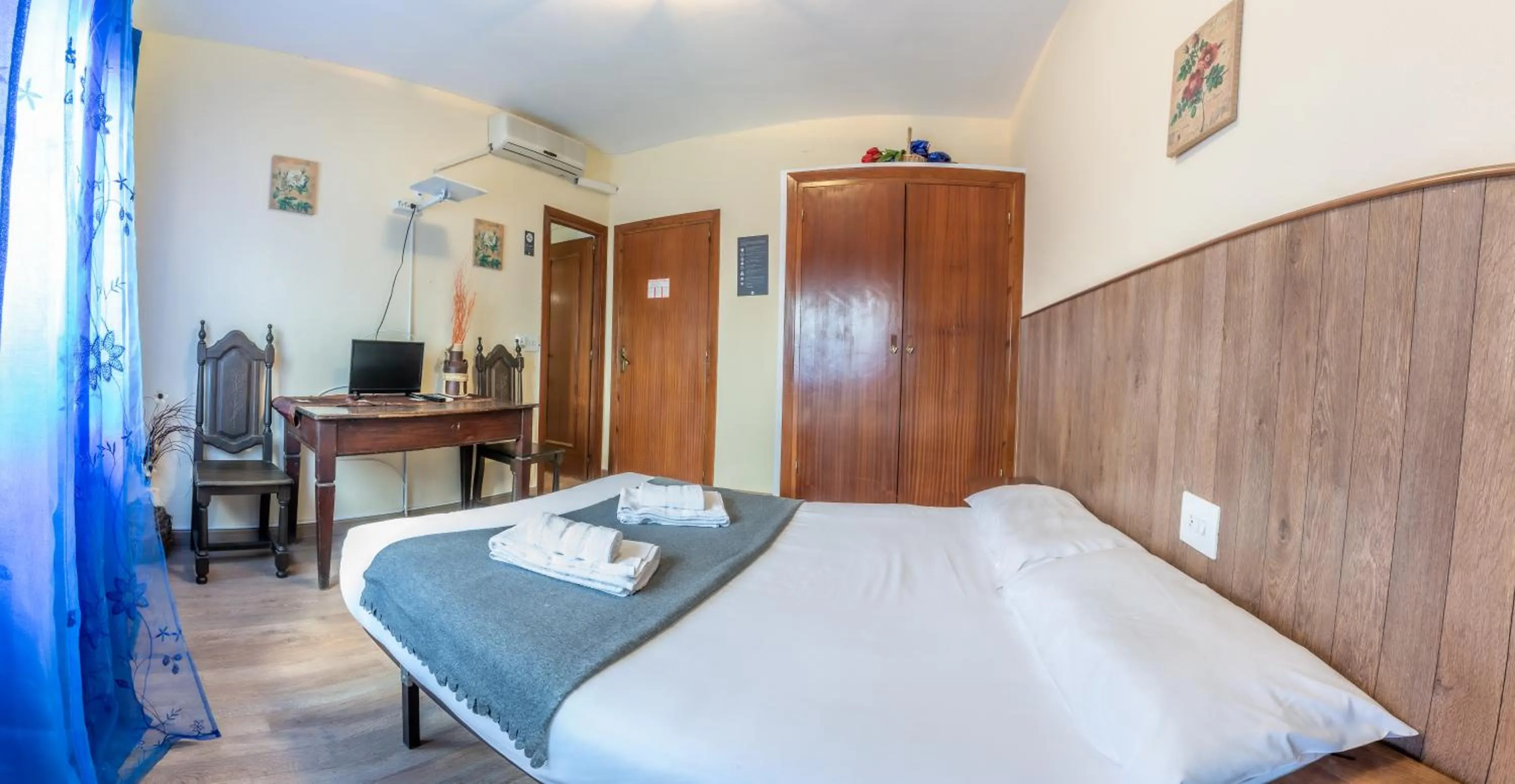 Photo of the whole room, Bed in Hosteria Tierrallana by Juypehotel