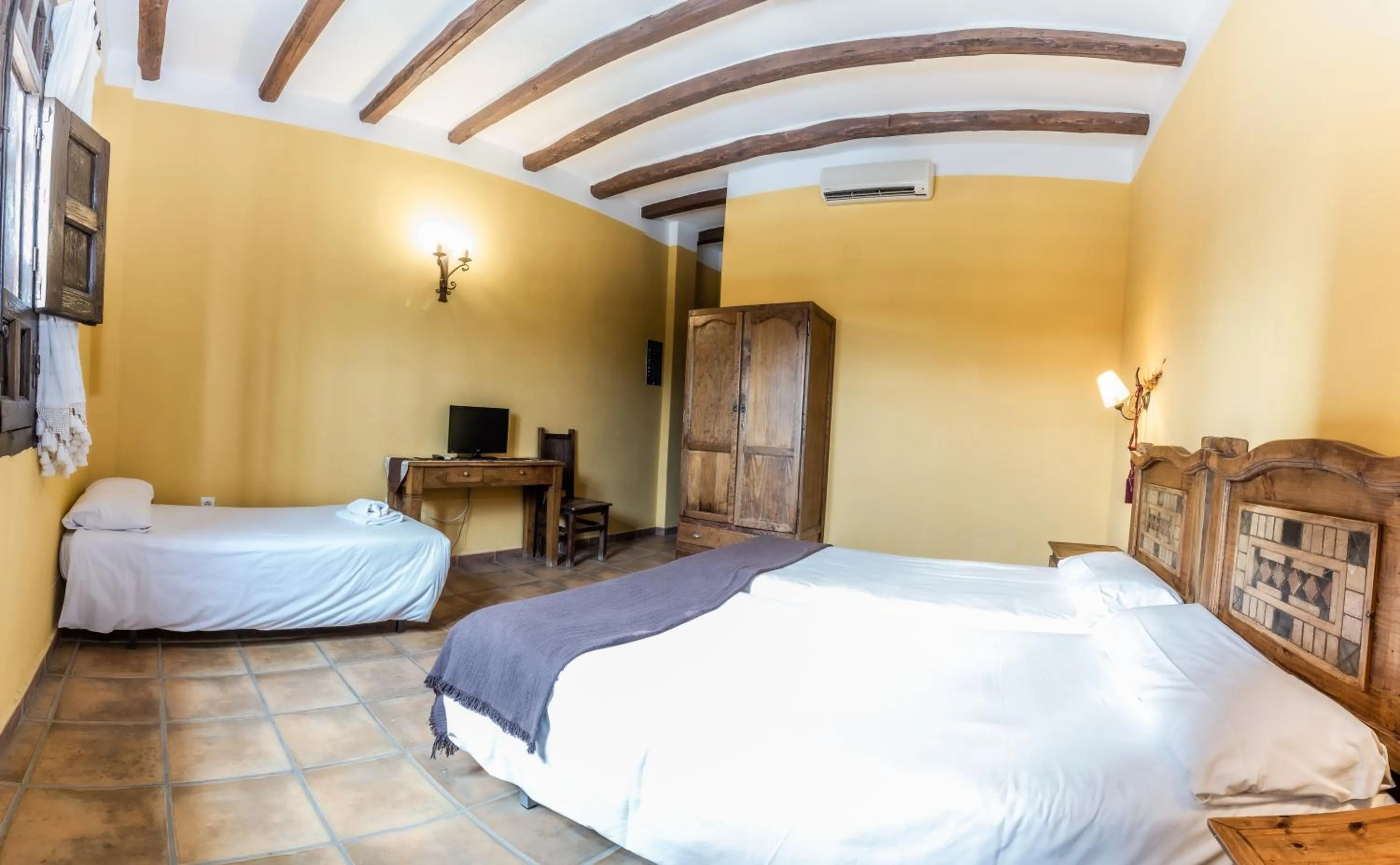 Photo of the whole room, Bed in Hosteria Tierrallana by Juypehotel