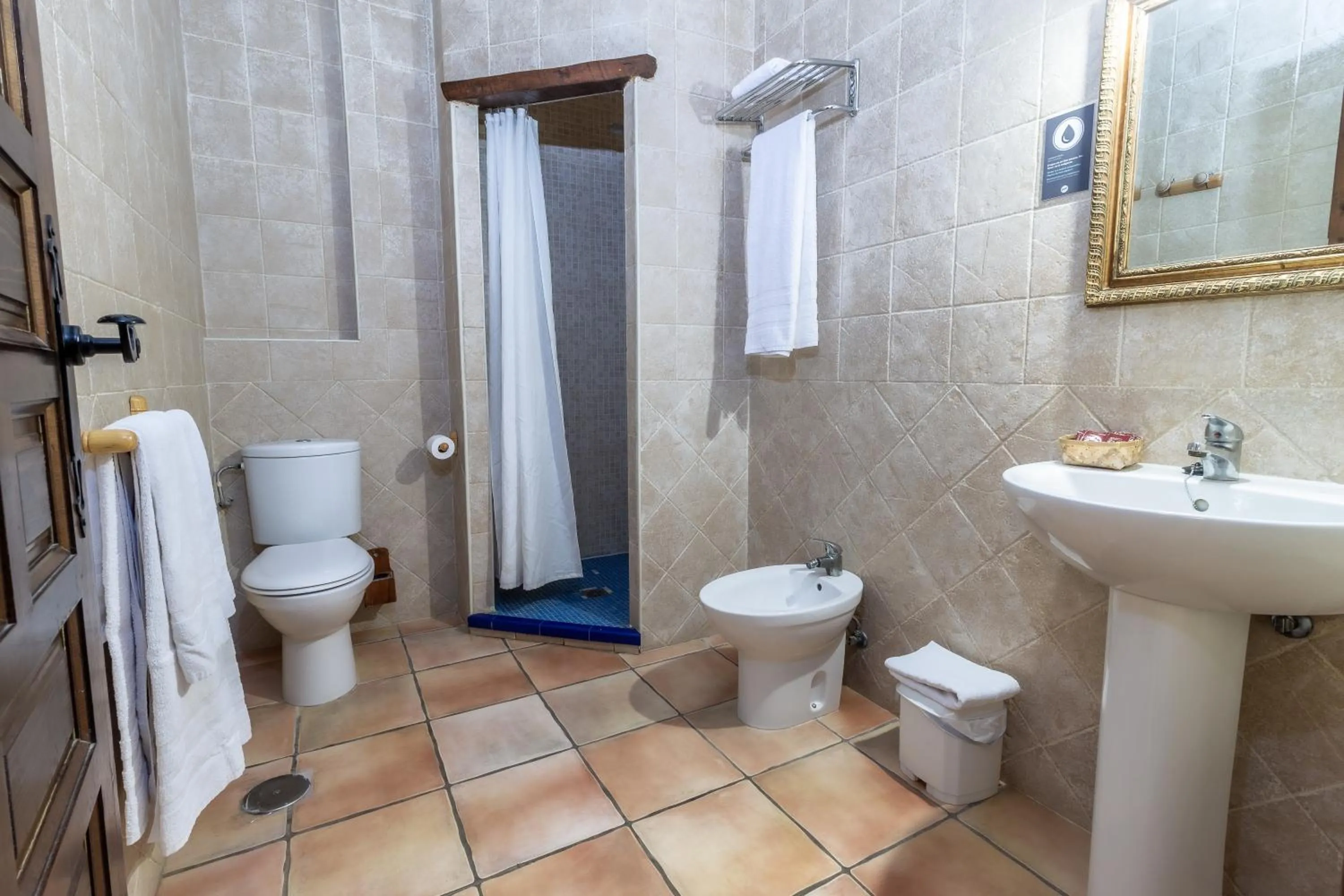 Bathroom in Hosteria Tierrallana by Juypehotel