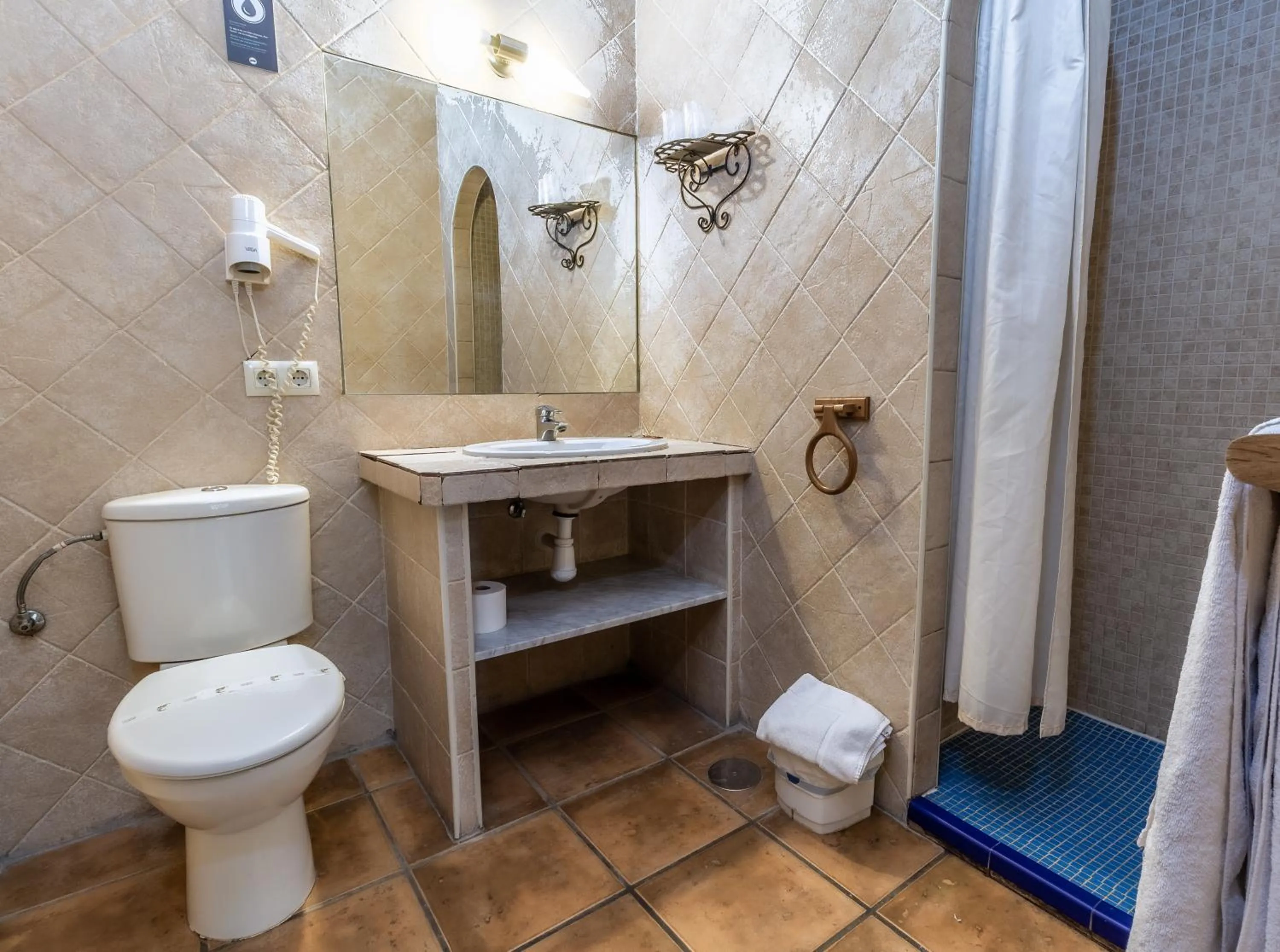 Bathroom in Hosteria Tierrallana by Juypehotel