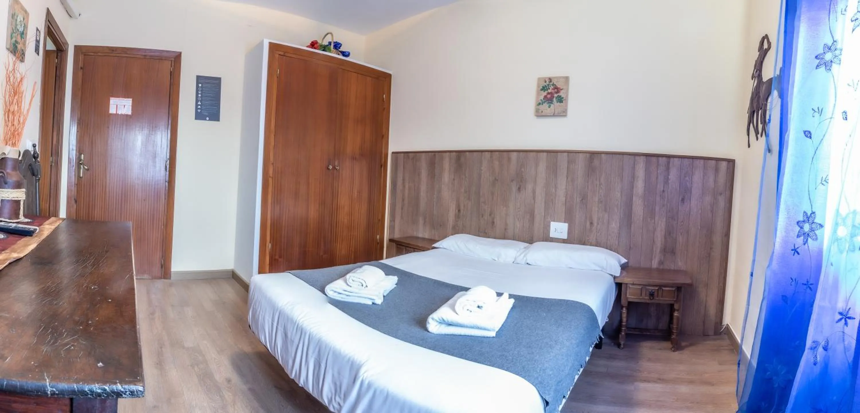 Photo of the whole room, Bed in Hosteria Tierrallana by Juypehotel