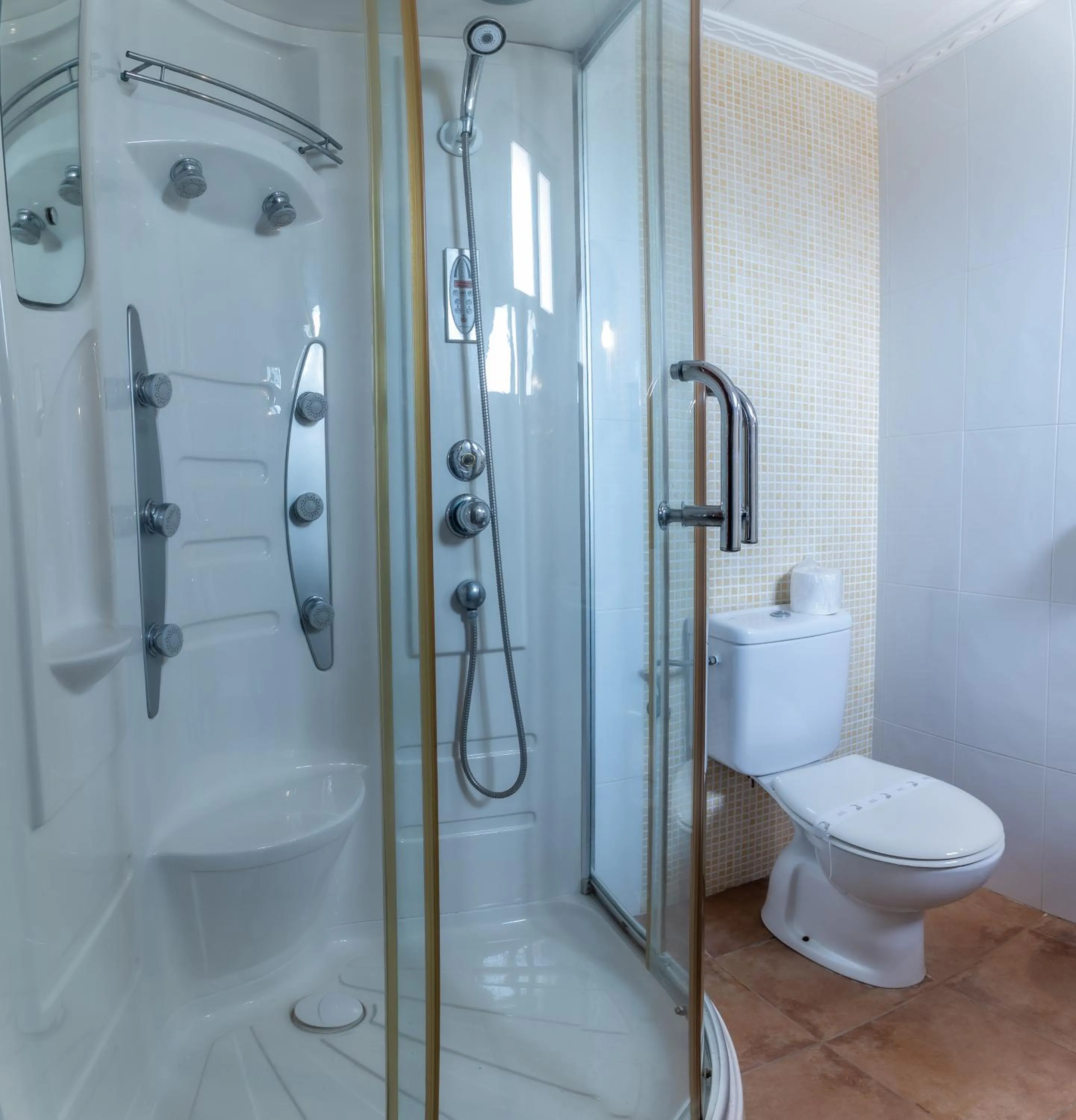 Bathroom in Hosteria Tierrallana by Juypehotel