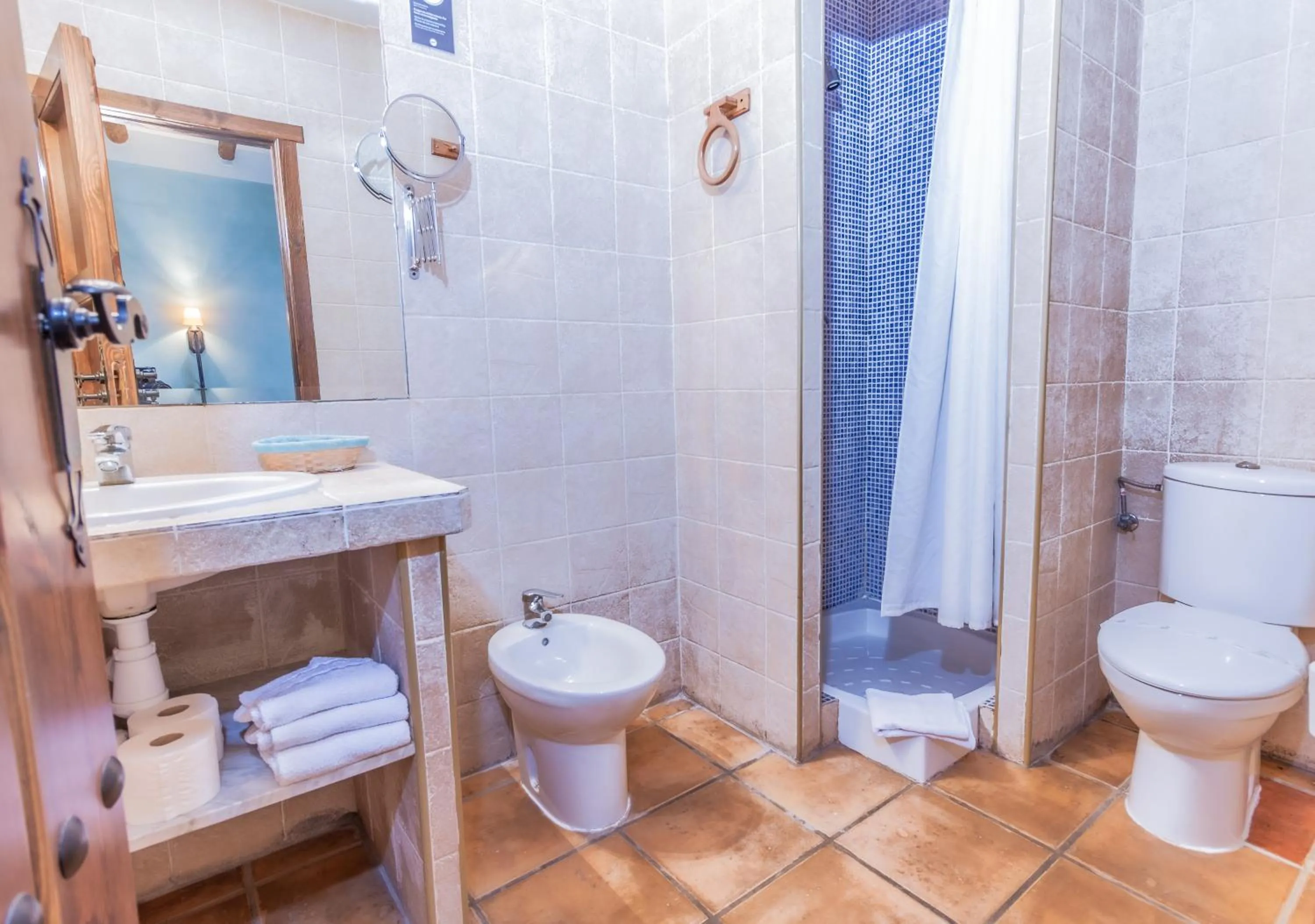 Bathroom in Hosteria Tierrallana by Juypehotel