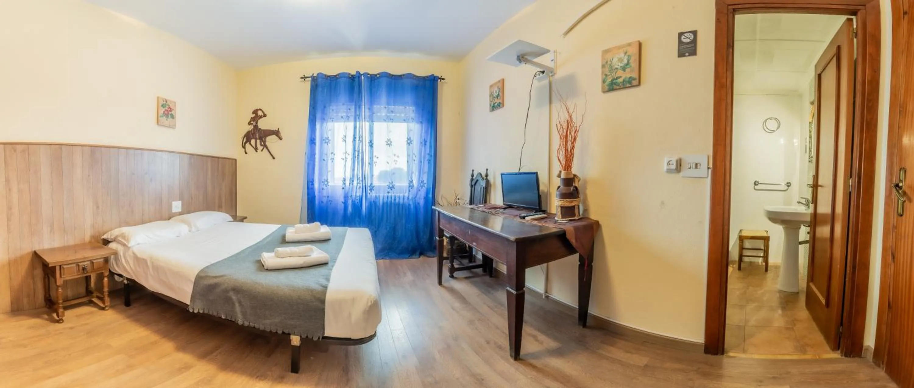 Photo of the whole room, Bed in Hosteria Tierrallana by Juypehotel