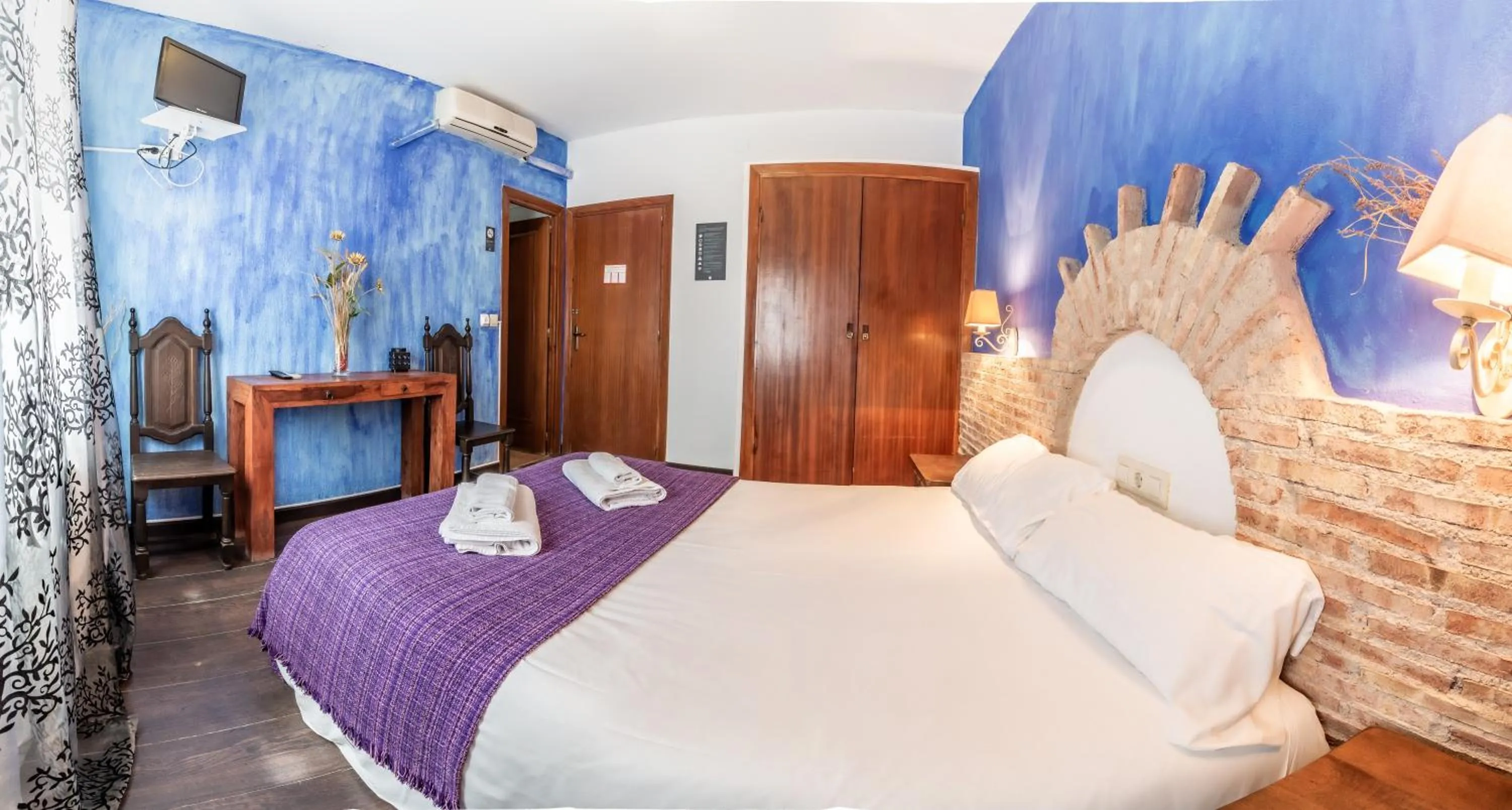 Photo of the whole room, Bed in Hosteria Tierrallana by Juypehotel