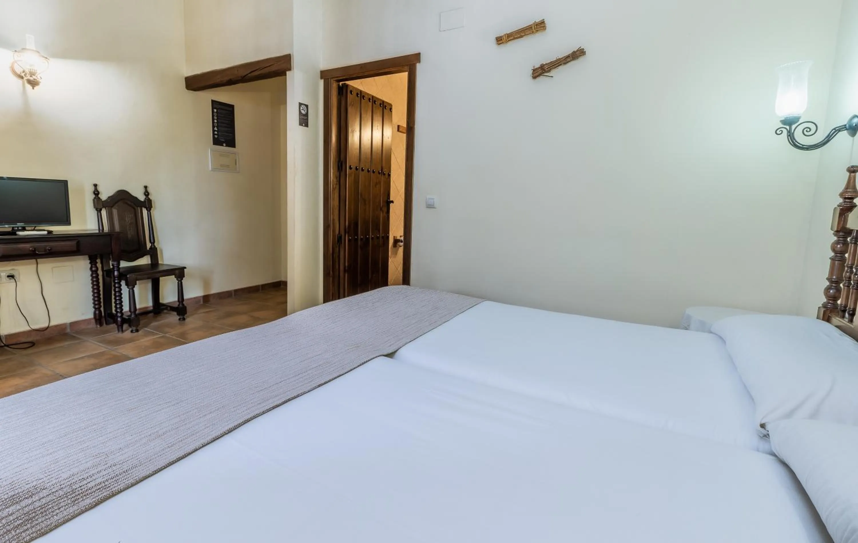 Photo of the whole room, Bed in Hosteria Tierrallana by Juypehotel