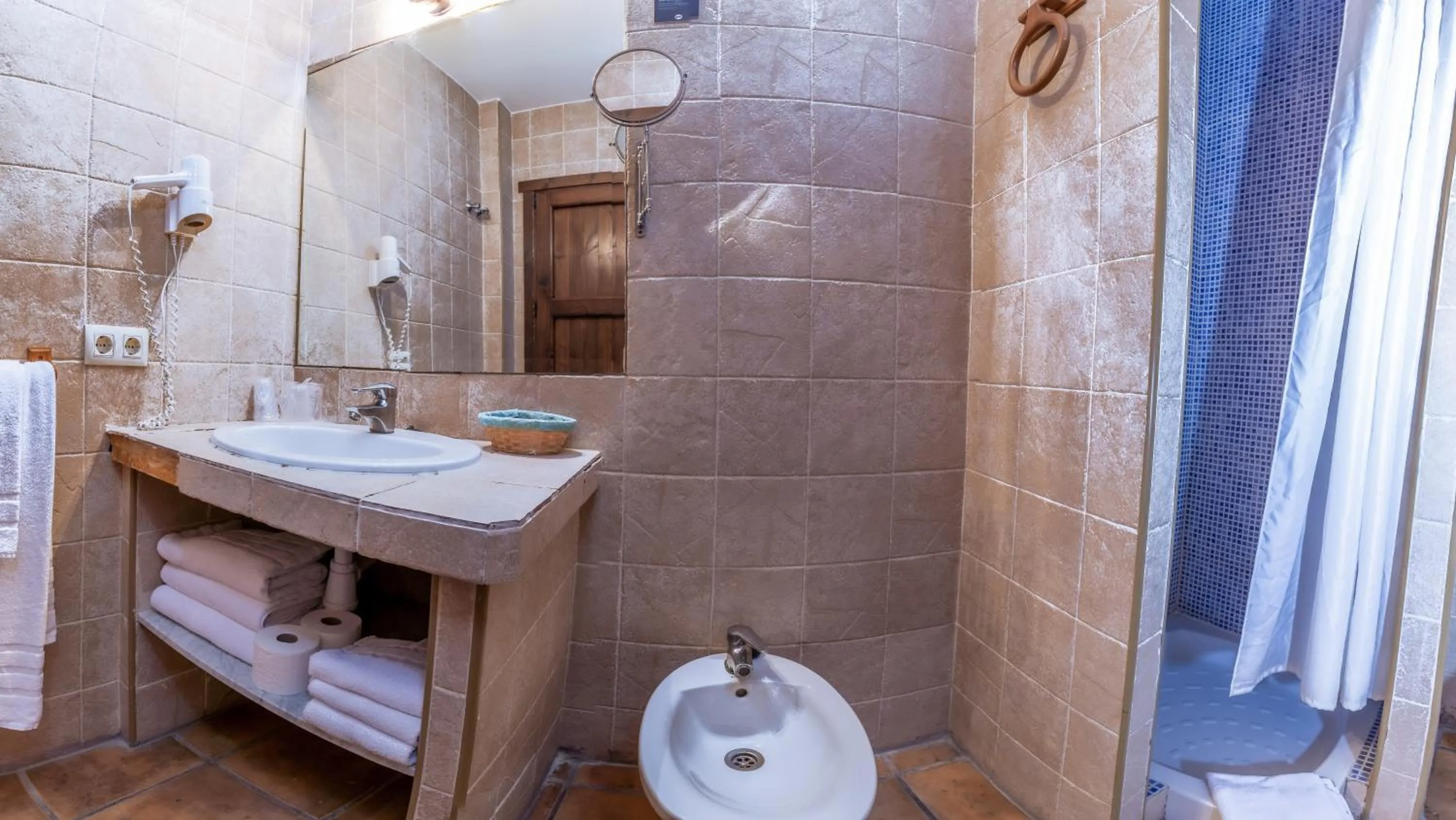 Bathroom in Hosteria Tierrallana by Juypehotel