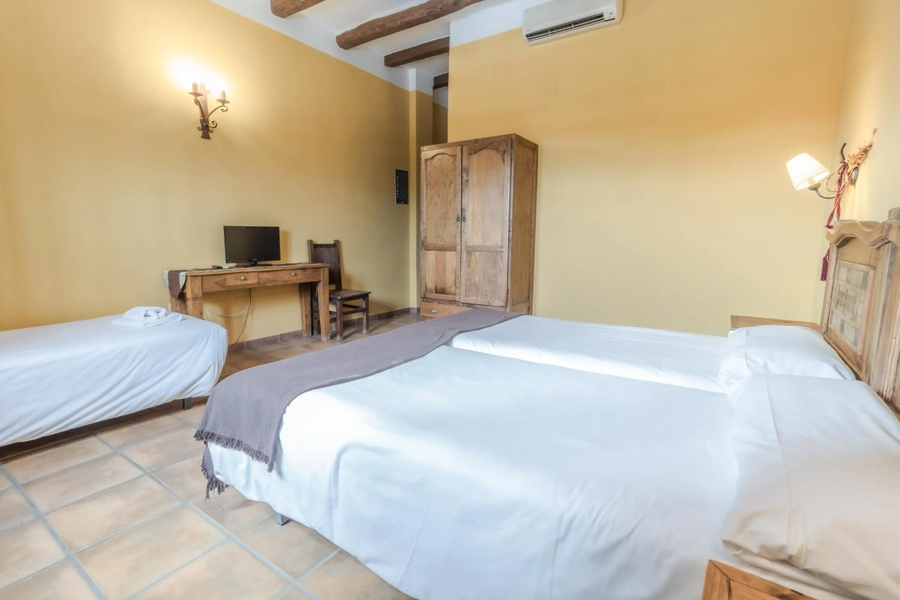 Photo of the whole room, Bed in Hosteria Tierrallana by Juypehotel