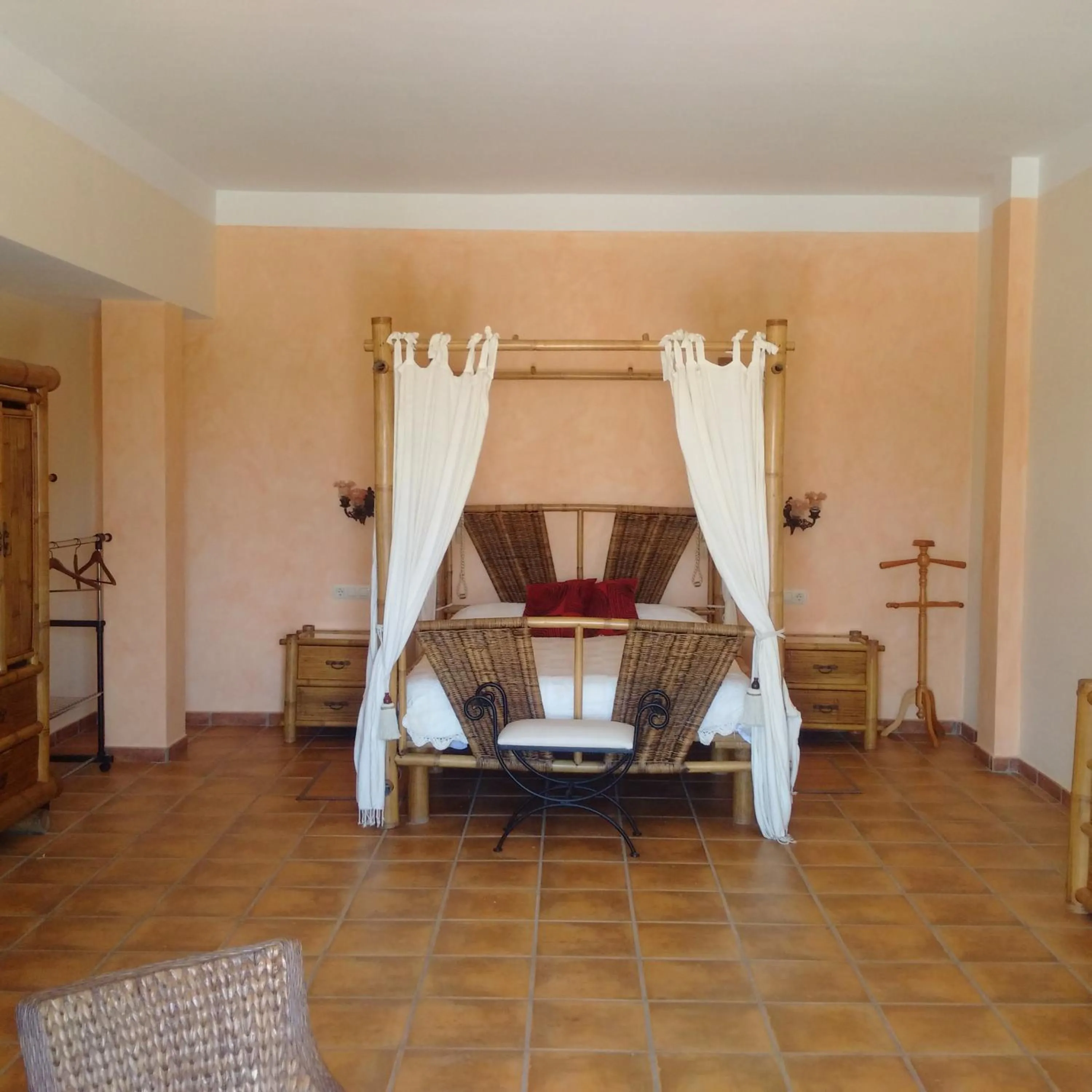 Photo of the whole room, Bed in Hosteria Tierrallana by Juypehotel