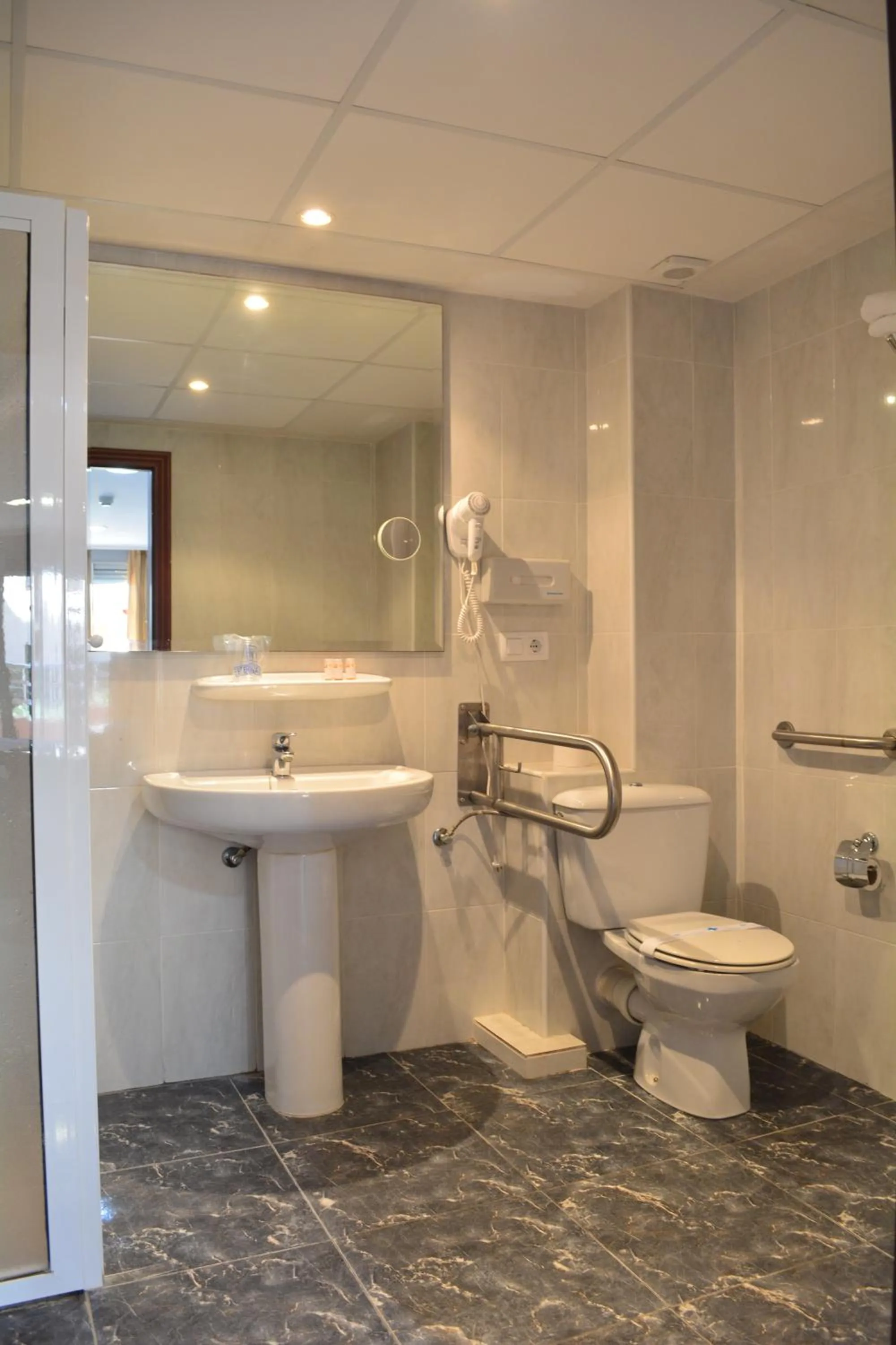 Bathroom in Hotel L'Escala