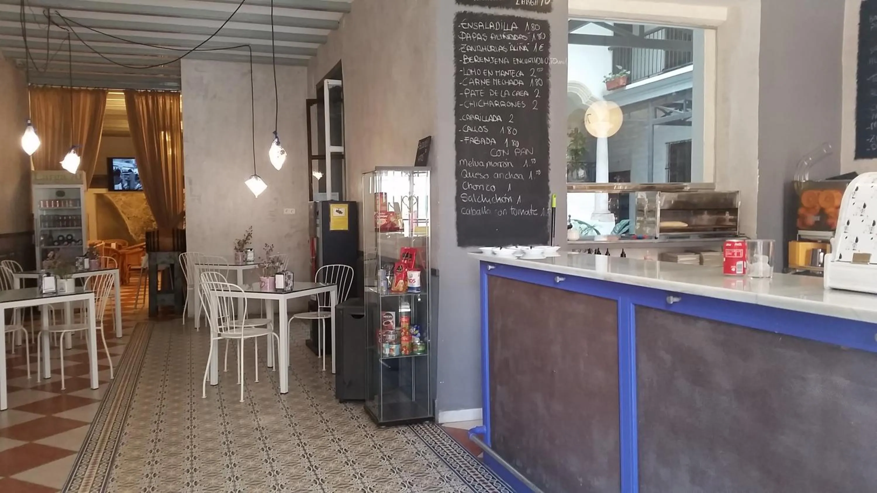 Restaurant/places to eat in Apartamentos Larga 70