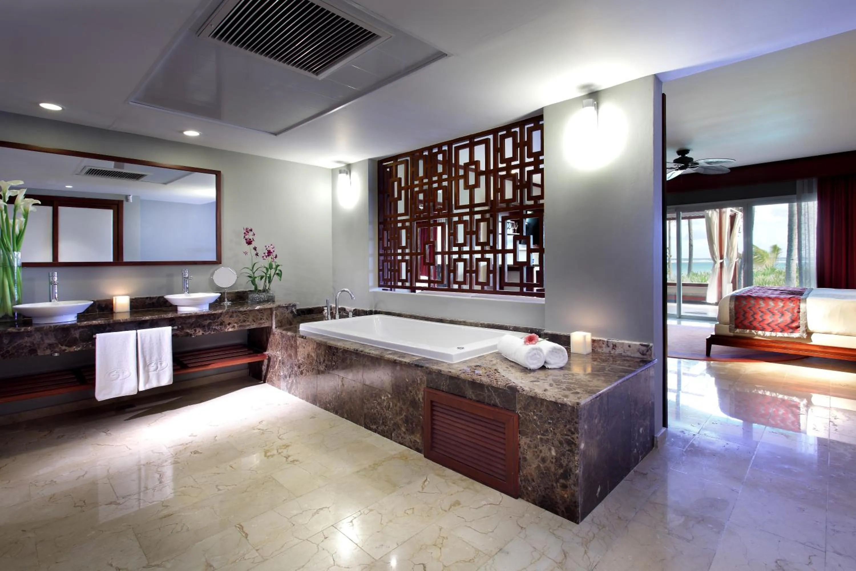 Toilet, Bed in Grand Palladium Bavaro Suites Resort & Spa - All Inclusive