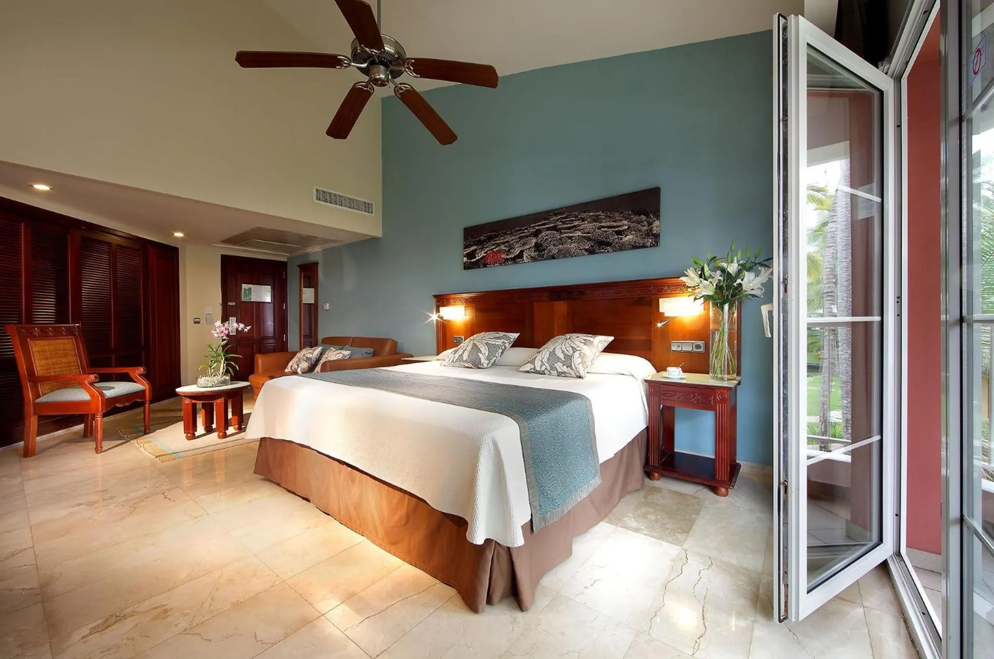 Balcony/Terrace, Bed in Grand Palladium Bavaro Suites Resort & Spa - All Inclusive