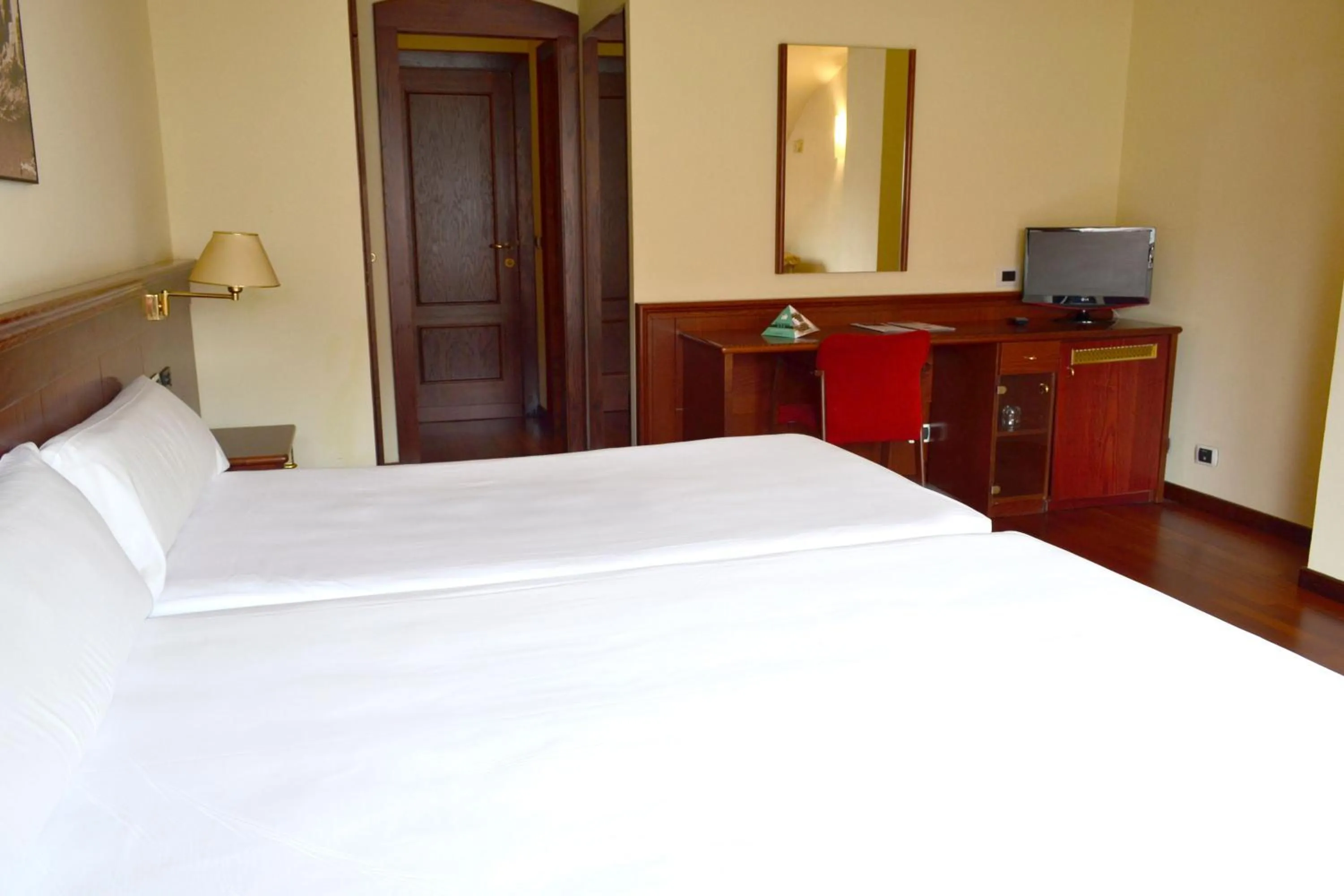 Photo of the whole room, Bed in Hotel Alda El Suizo