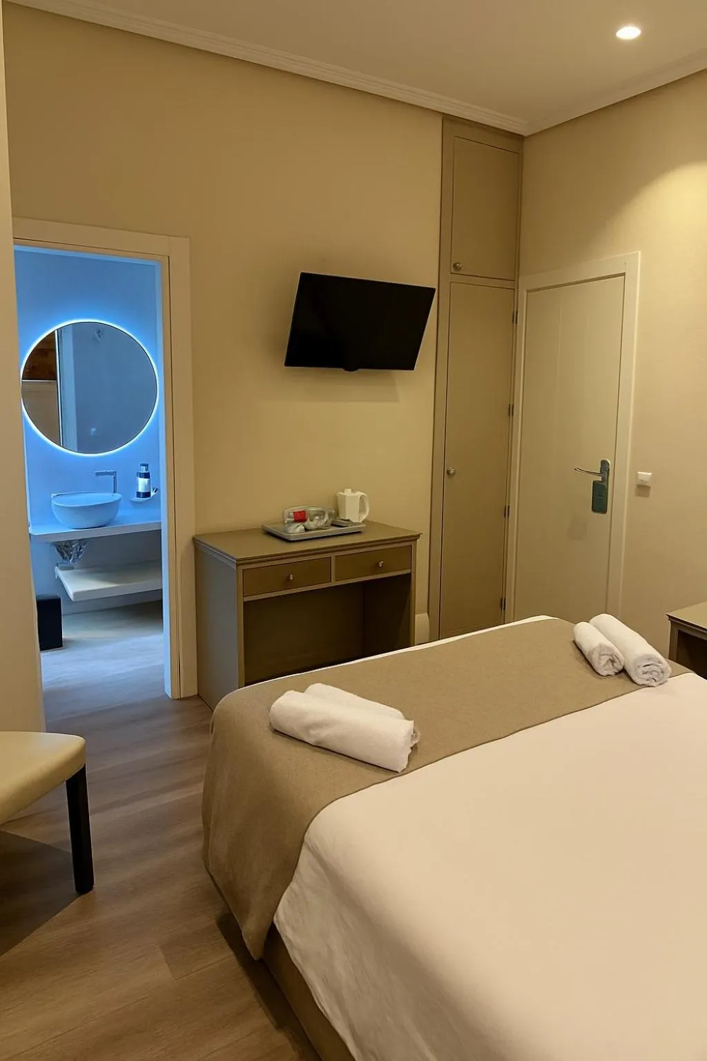 Photo of the whole room, Bed in Hostal Atocha Almudena Martín