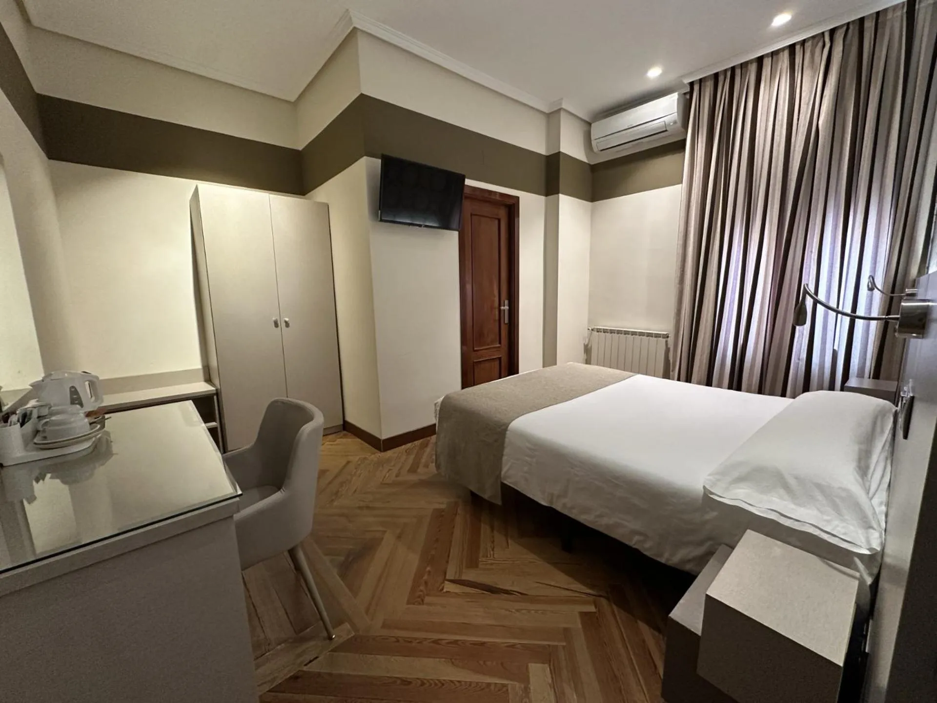 Photo of the whole room, Bed in Hostal Atocha Almudena Martín