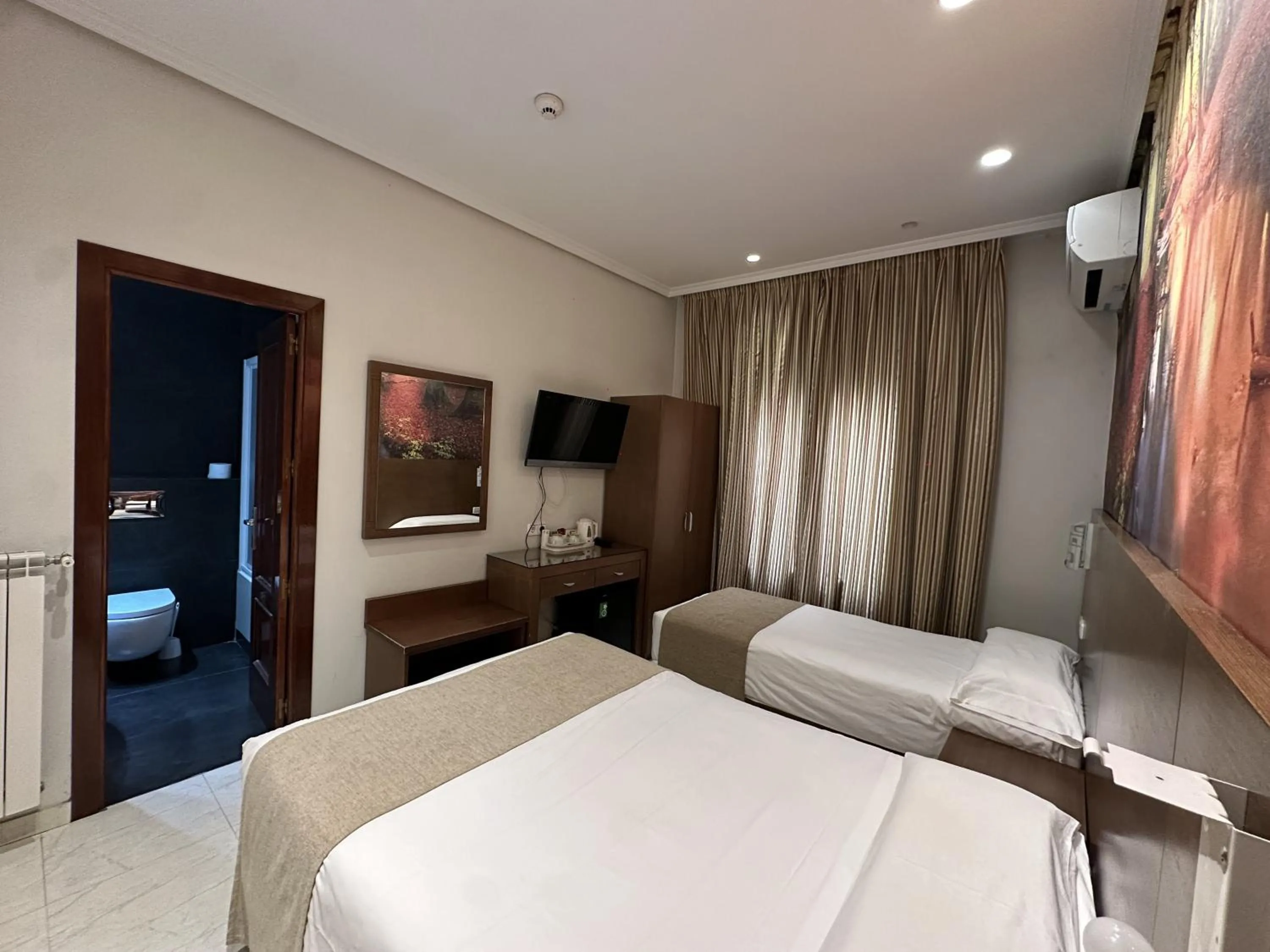 Photo of the whole room, Bed in Hostal Atocha Almudena Martín