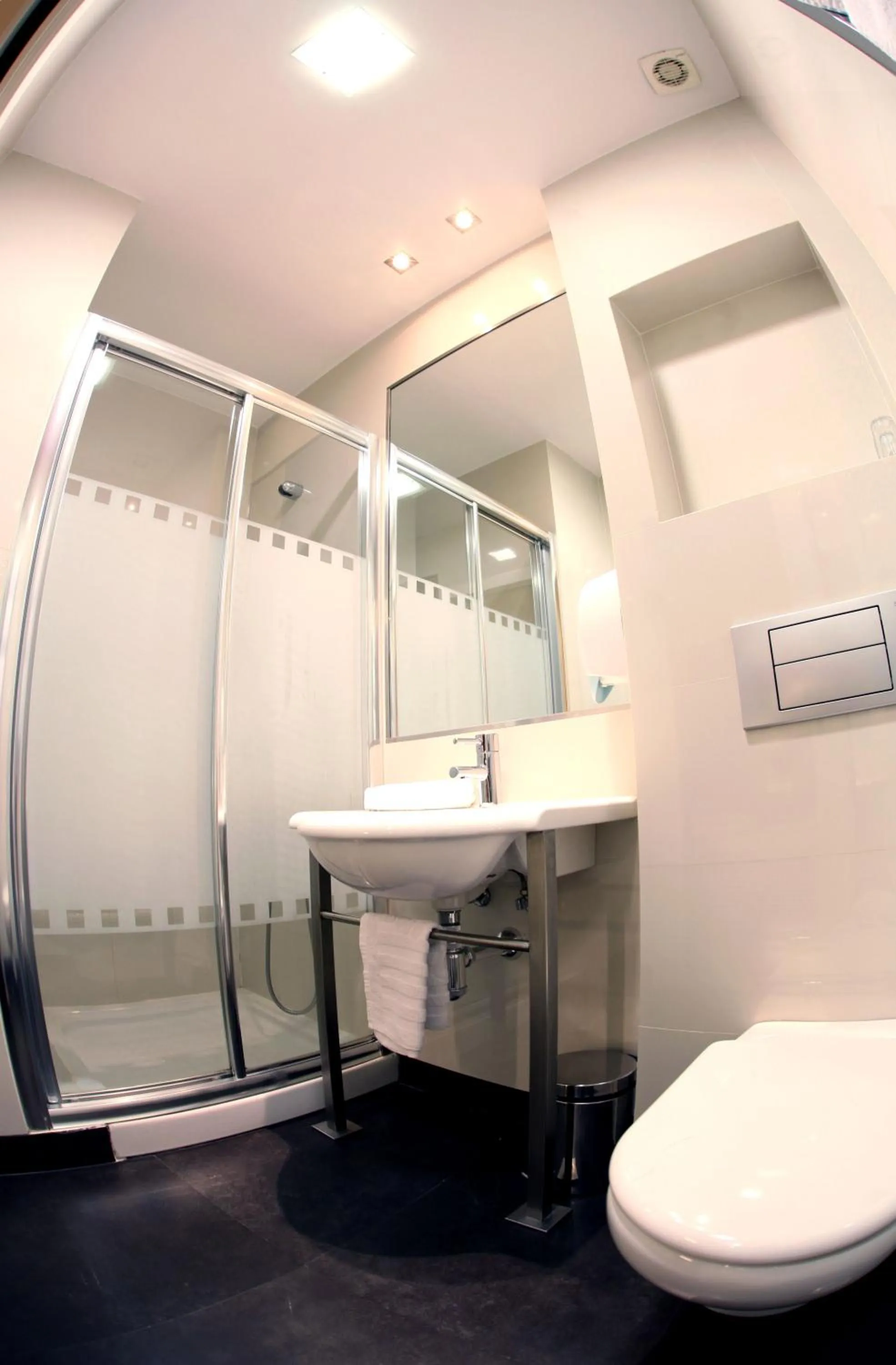 Bathroom in Hostal Atocha Almudena Martín