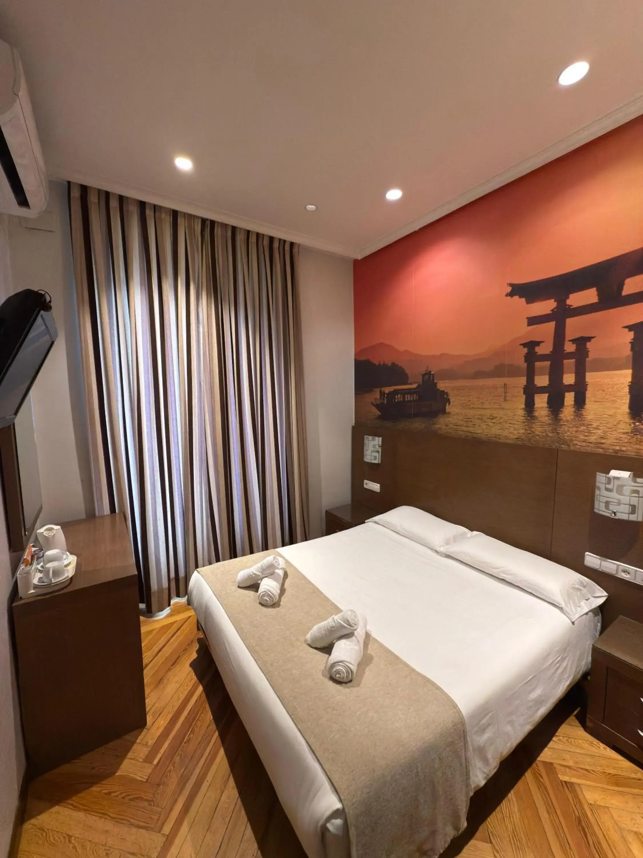 Double Room in Hostal Atocha Almudena Martín Double Room in Hostal Atocha Almudena Martín