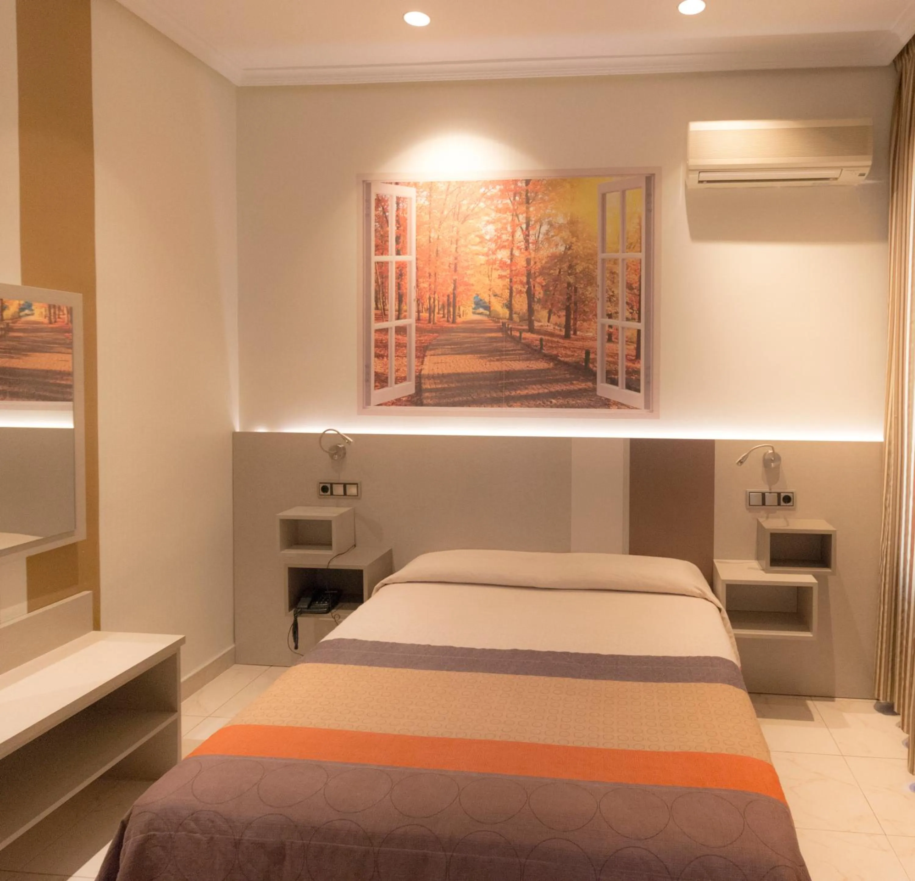 Photo of the whole room, Bed in Hostal Atocha Almudena Martín