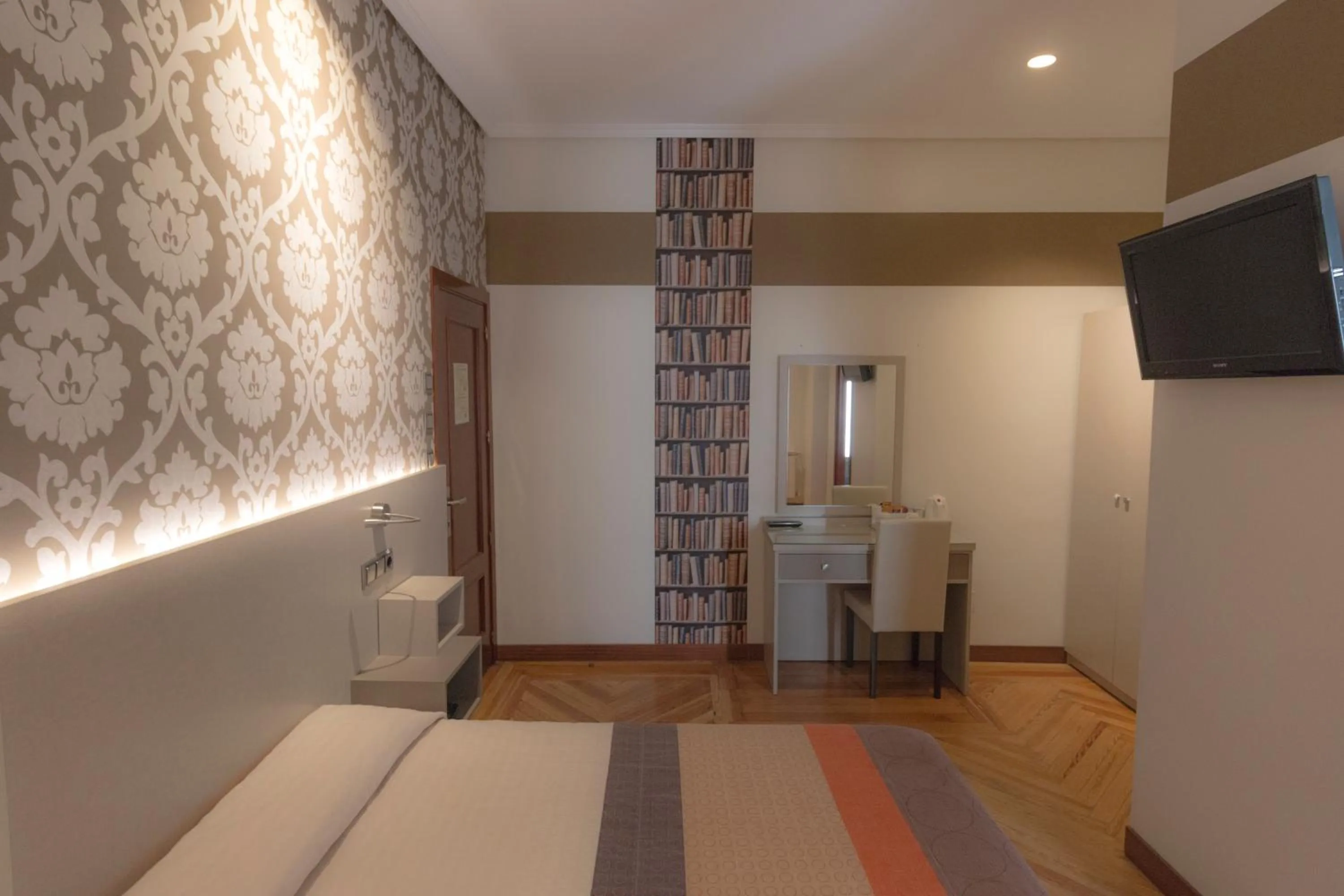 Photo of the whole room, Bed in Hostal Atocha Almudena Martín