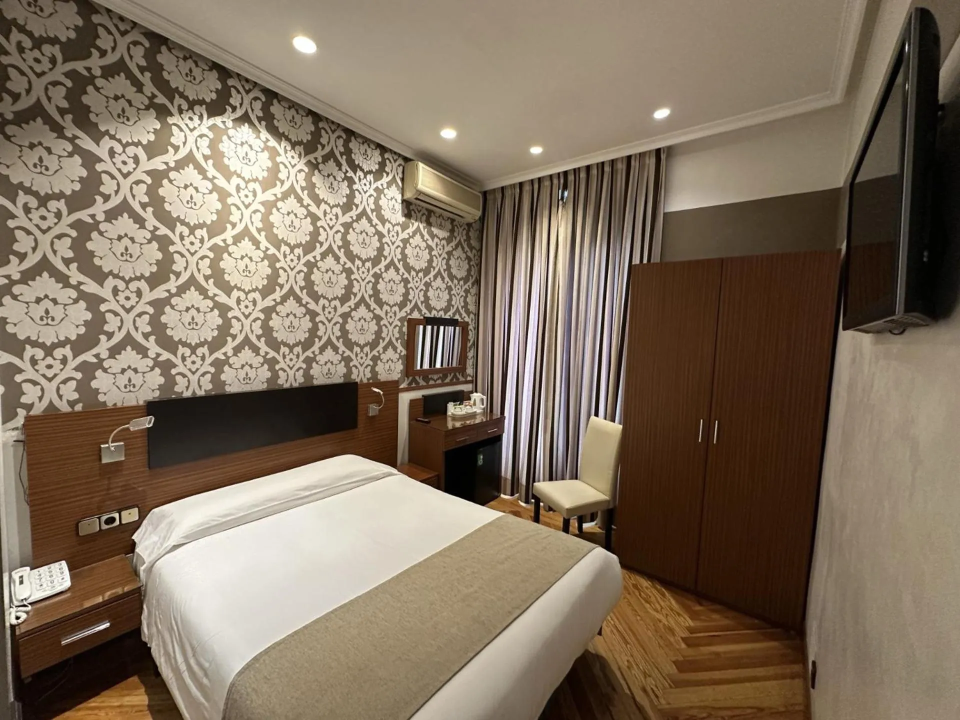 Photo of the whole room, Bed in Hostal Atocha Almudena Martín