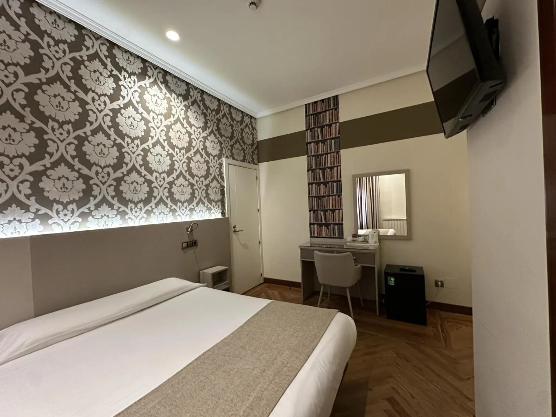 Photo of the whole room, Bed in Hostal Atocha Almudena Martín