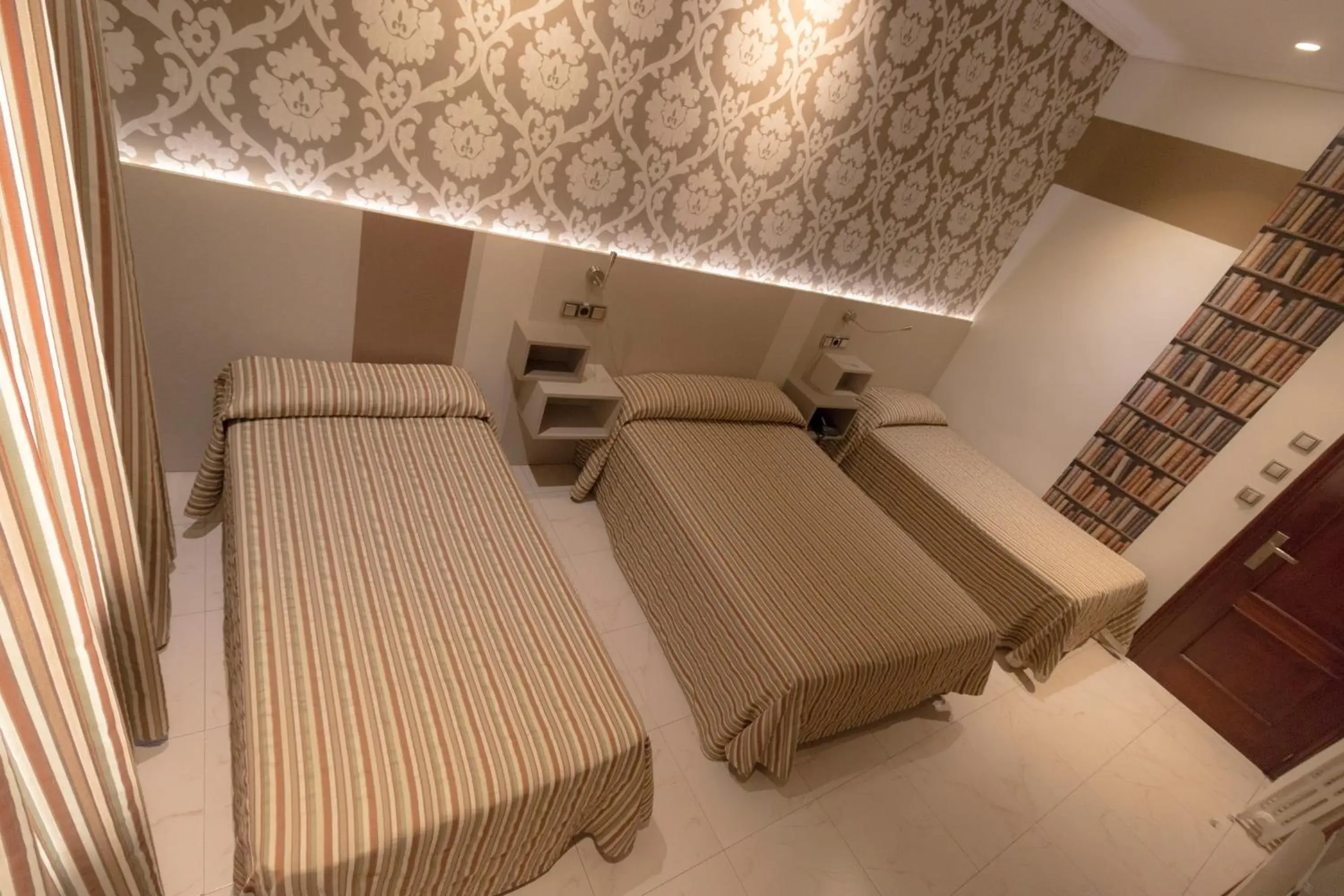 Triple Room in Hostal Atocha Almudena Martín Triple Room in Hostal Atocha Almudena Martín