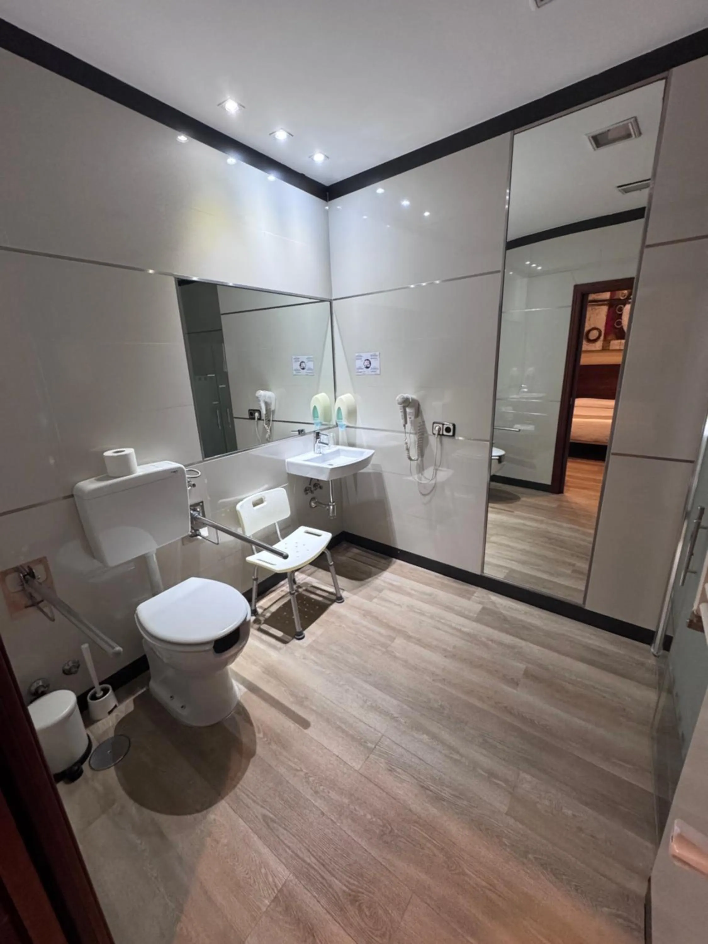 Bathroom in Hostal Atocha Almudena Martín