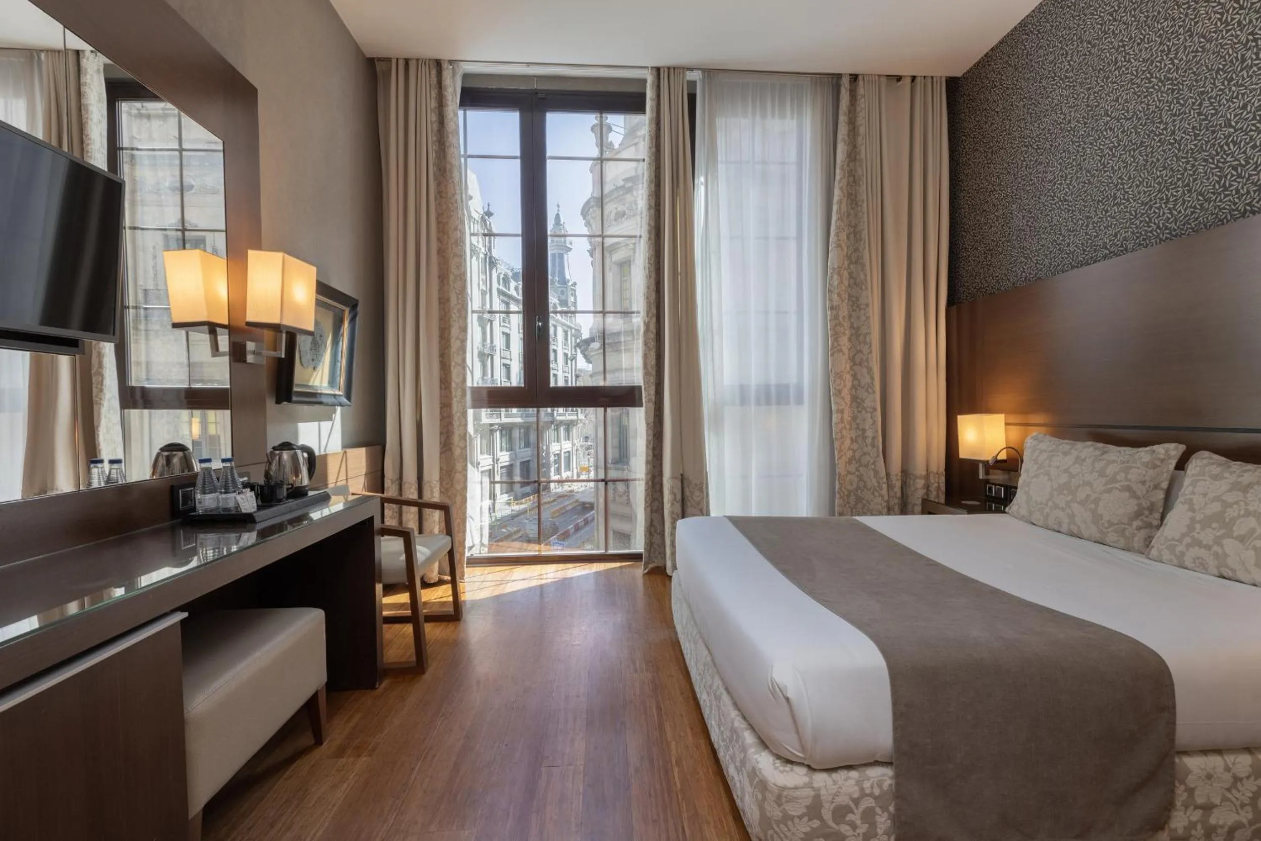 Photo of the whole room, Bed in Barcelona Hotel Colonial