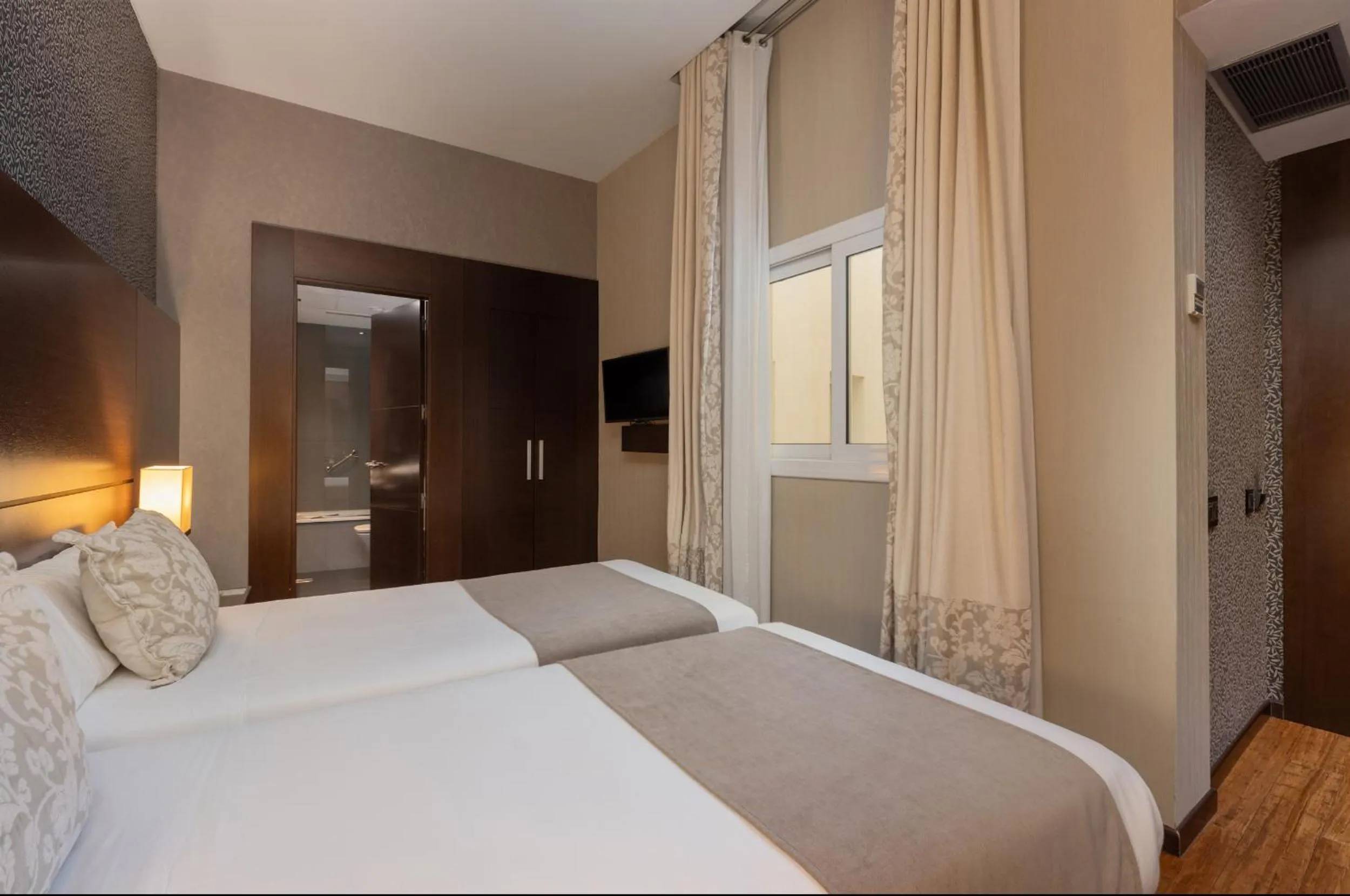 Photo of the whole room, Bed in Barcelona Hotel Colonial