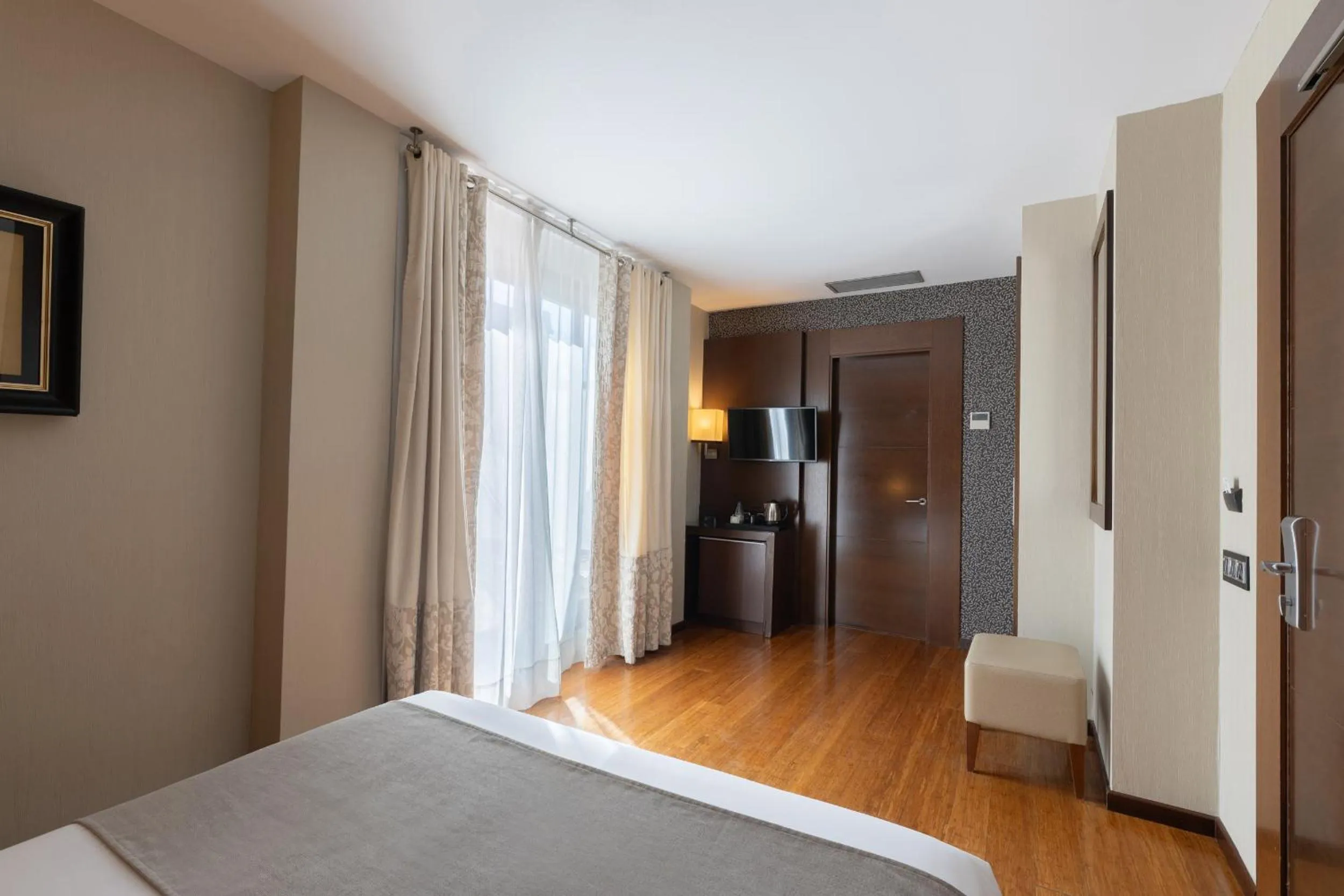 Photo of the whole room, Bed in Barcelona Hotel Colonial