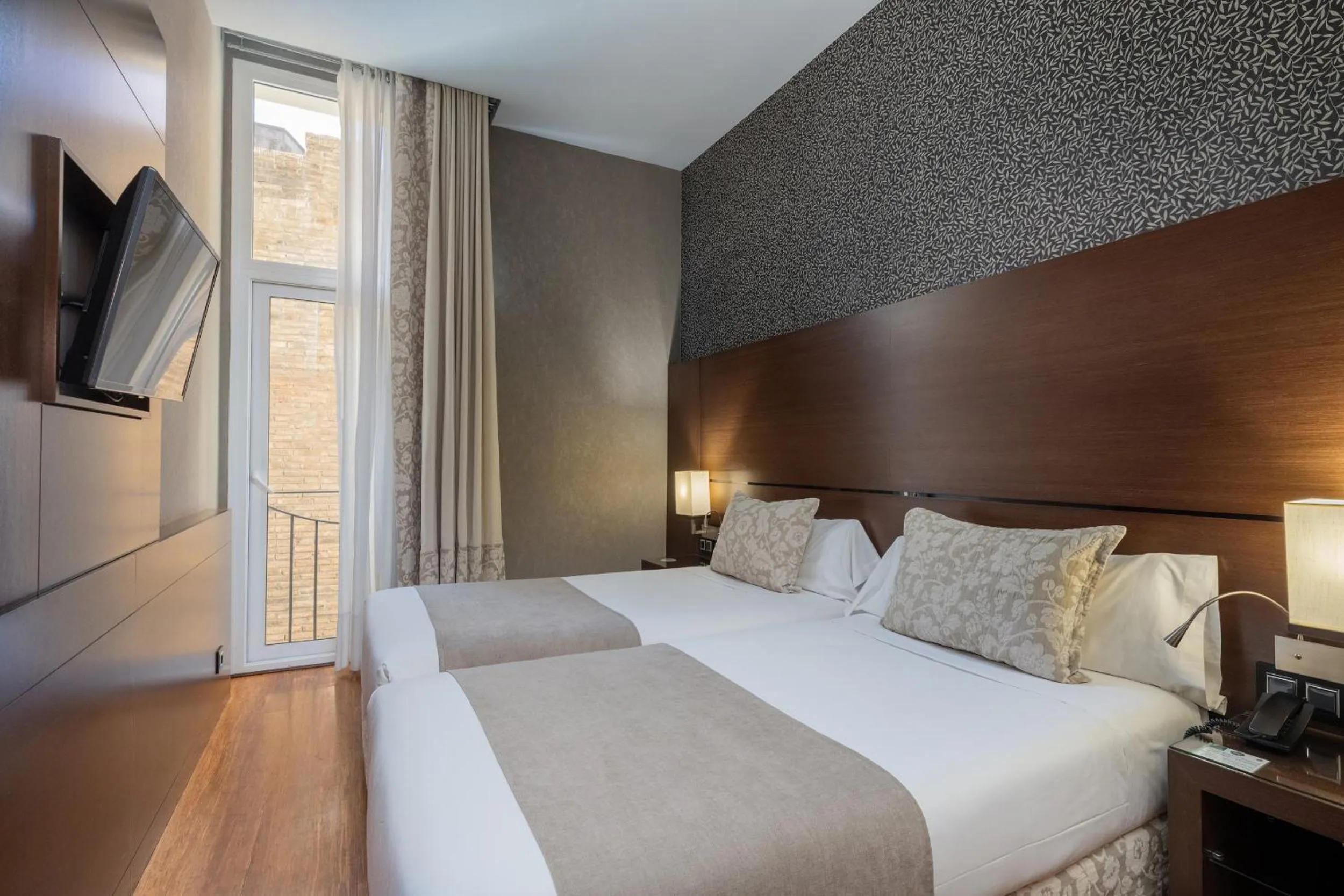 Photo of the whole room, Bed in Barcelona Hotel Colonial