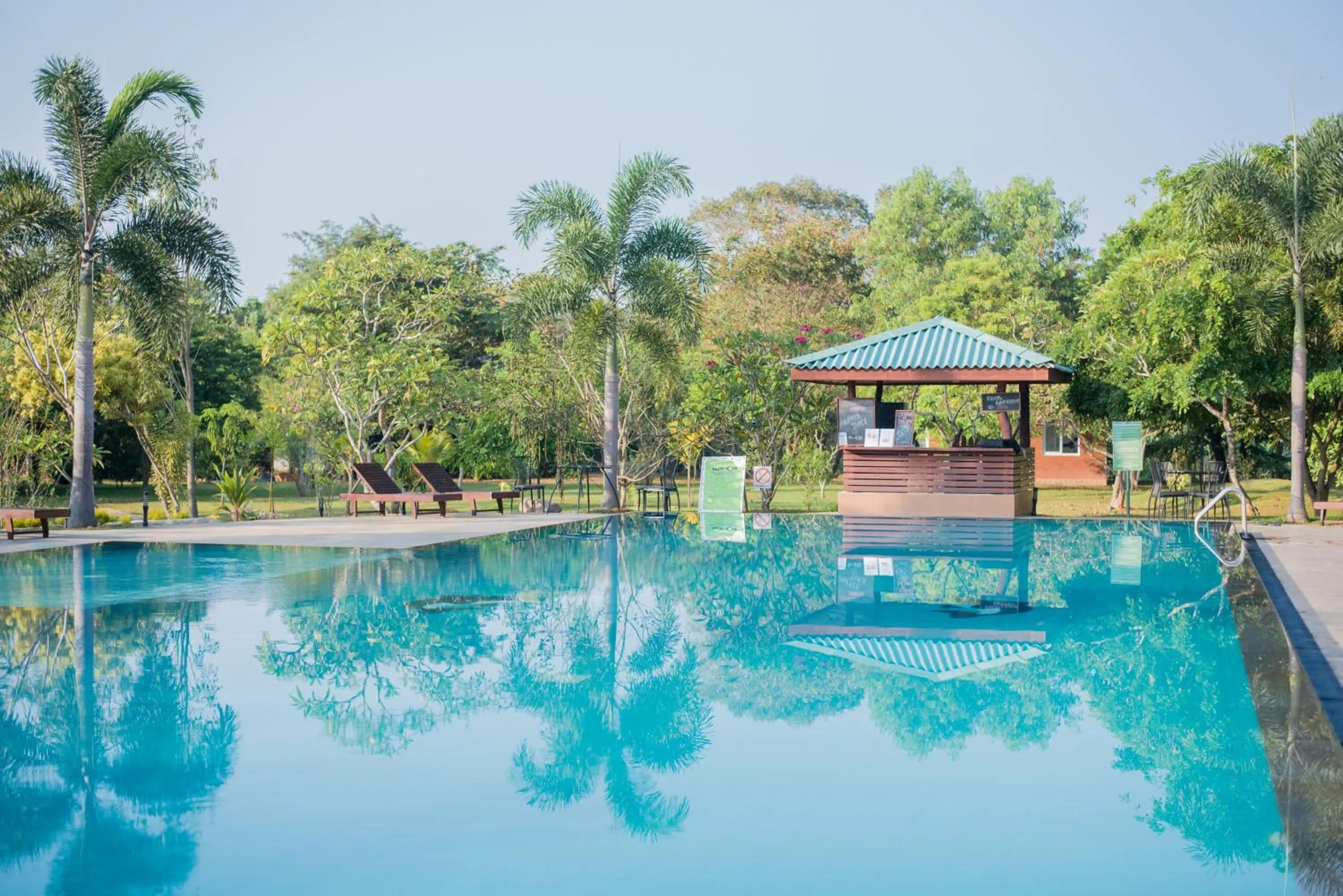 Swimming pool in Sungreen Resort Habarana