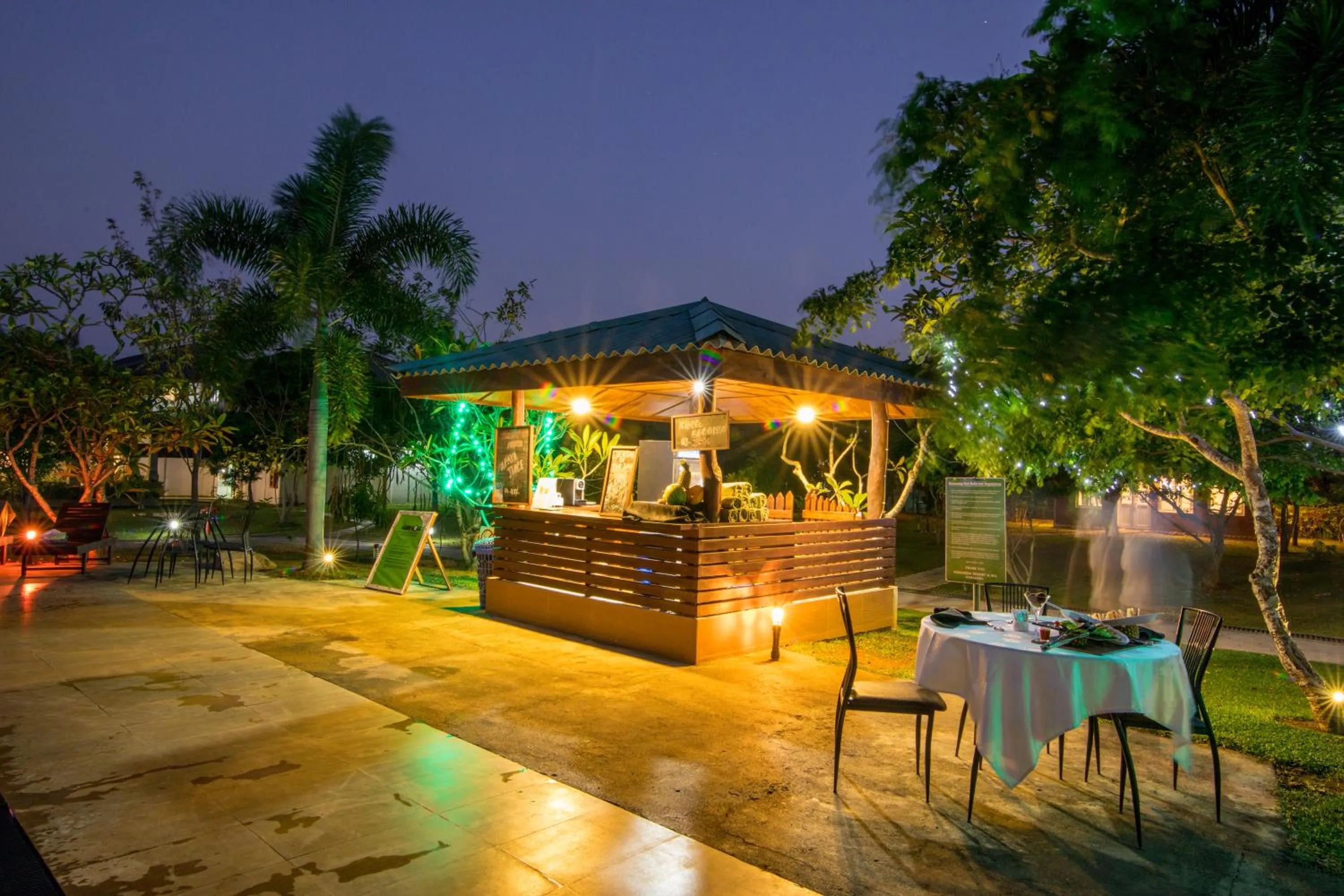 Lounge or bar in Sungreen Resort Habarana