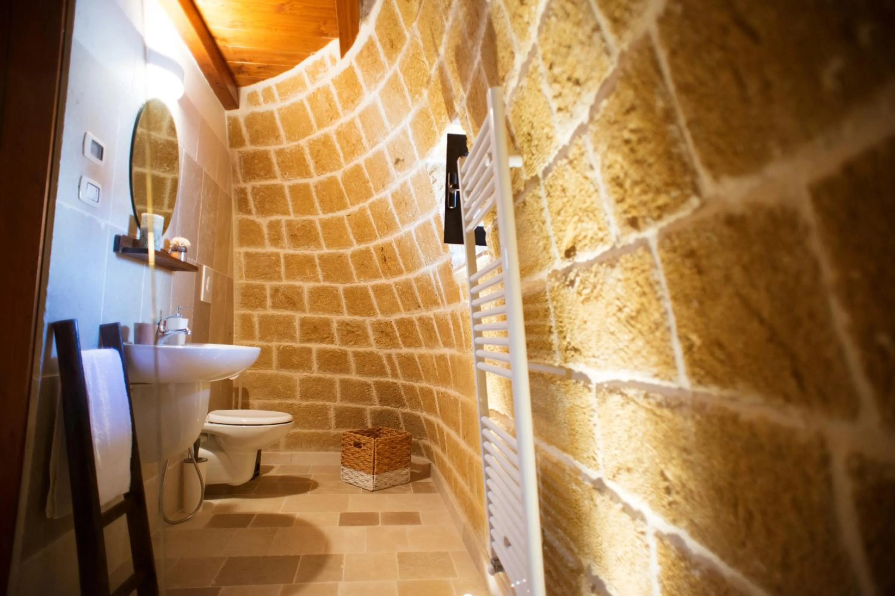 Shower in Grandi Trulli Bed & Breakfast