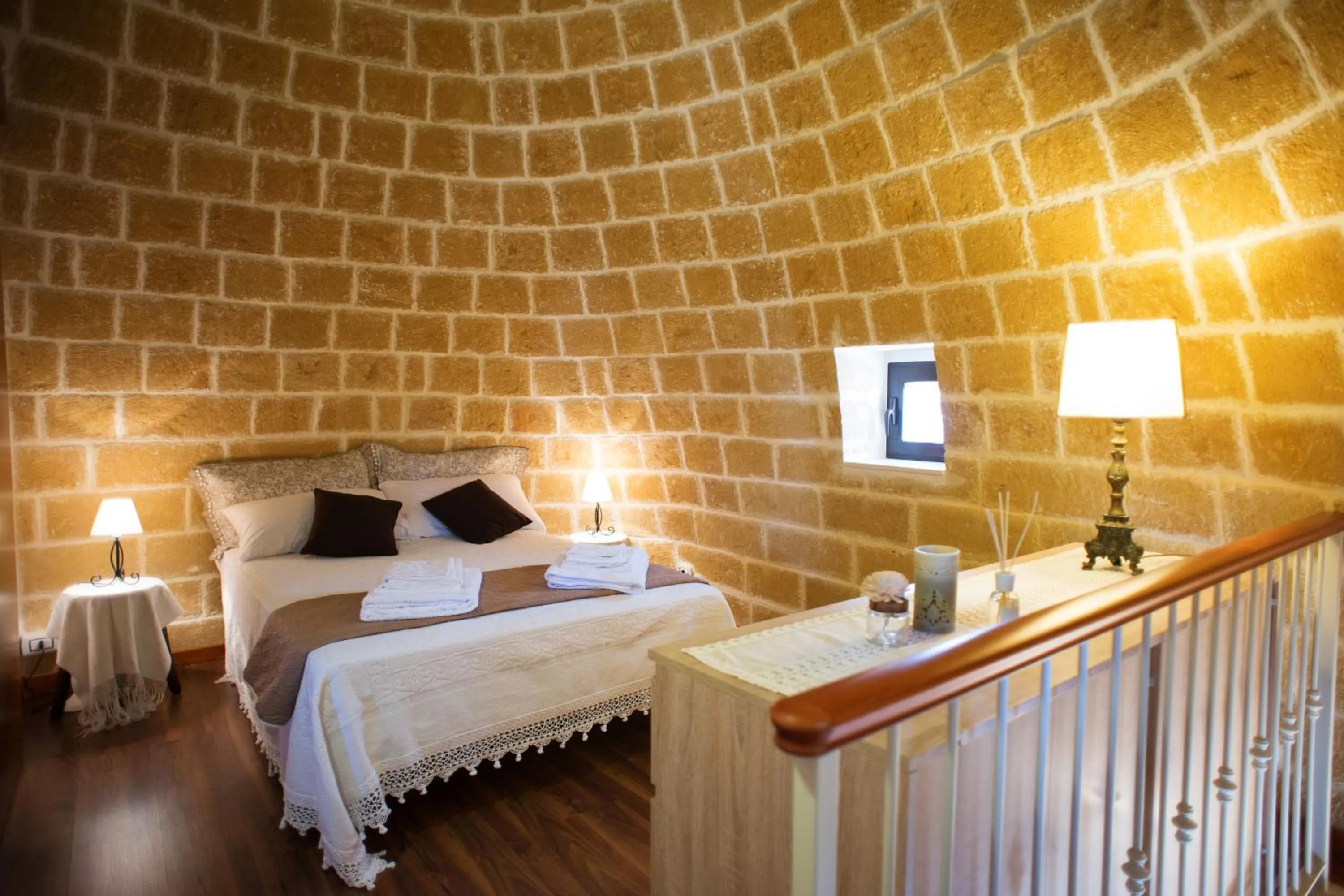 Shower, Bed in Grandi Trulli Bed & Breakfast