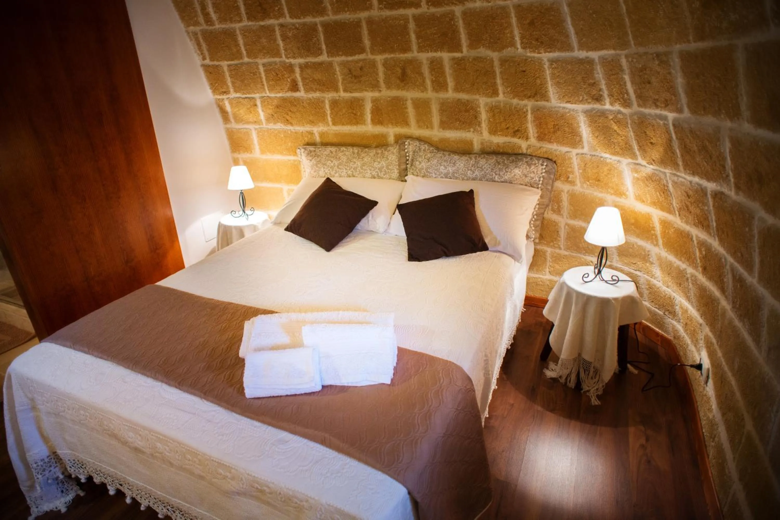Shower, Bed in Grandi Trulli Bed & Breakfast