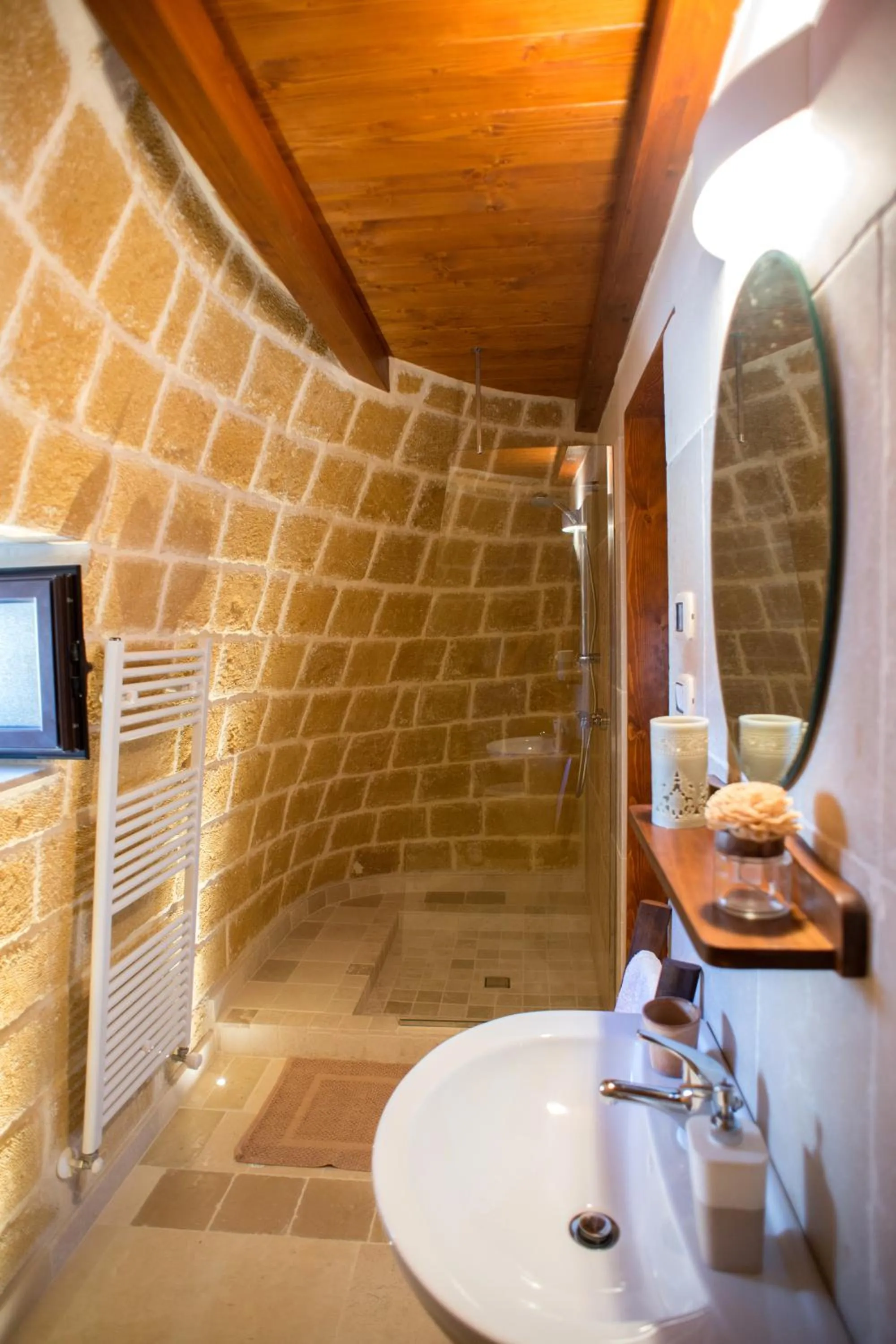 Shower in Grandi Trulli Bed & Breakfast