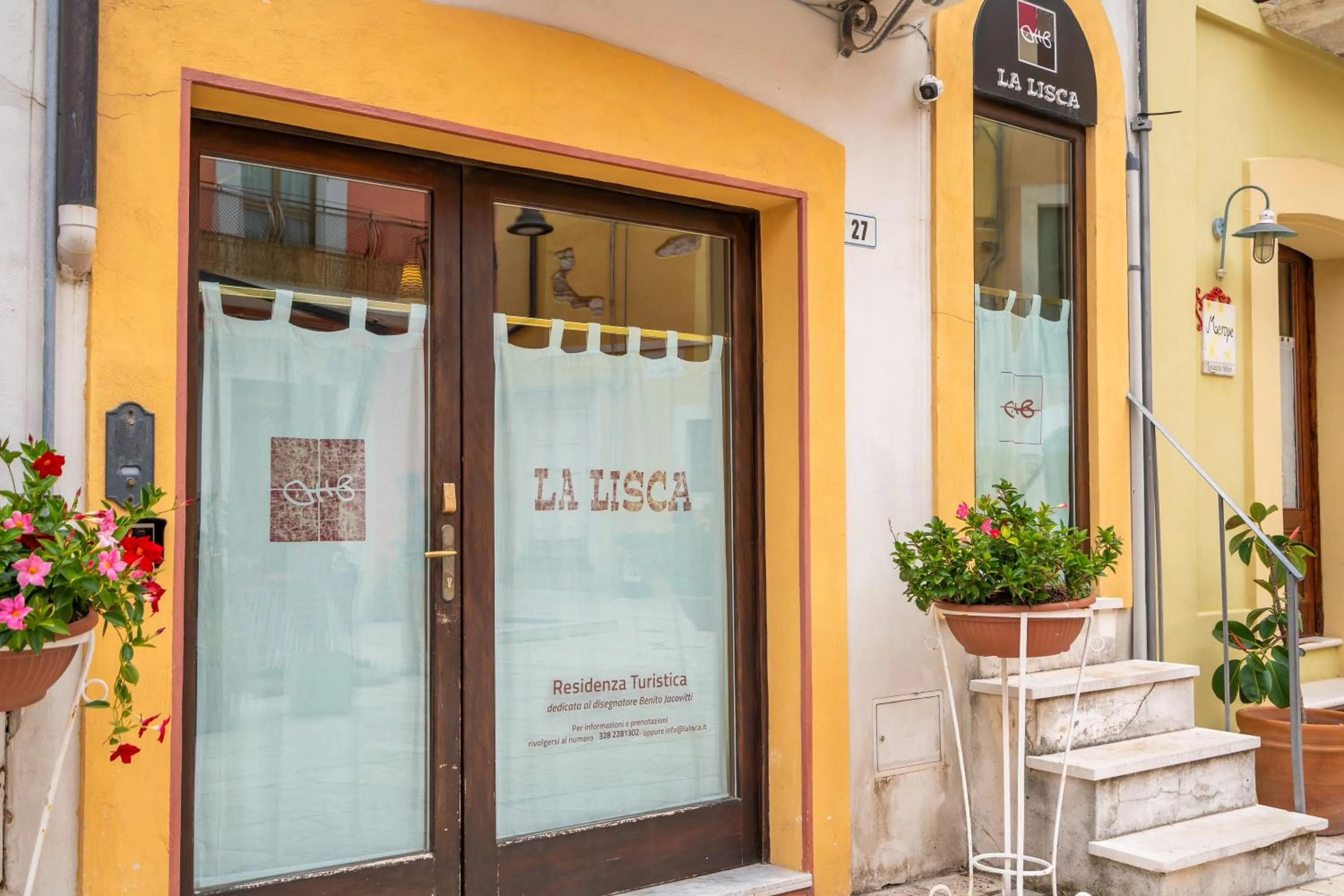 Facade/entrance in La Lisca