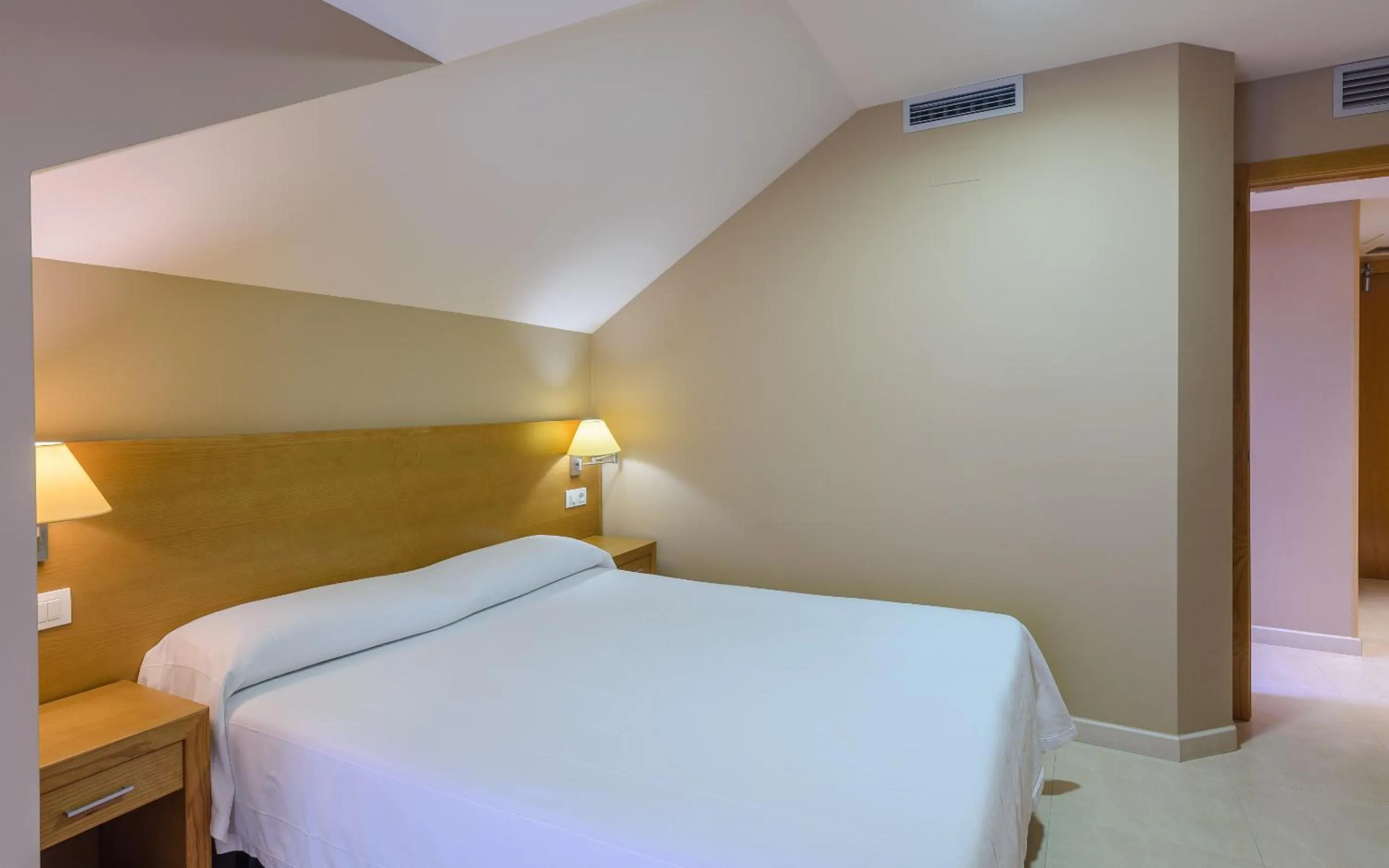 Bedroom, Bed in Apartamentos Trisquel