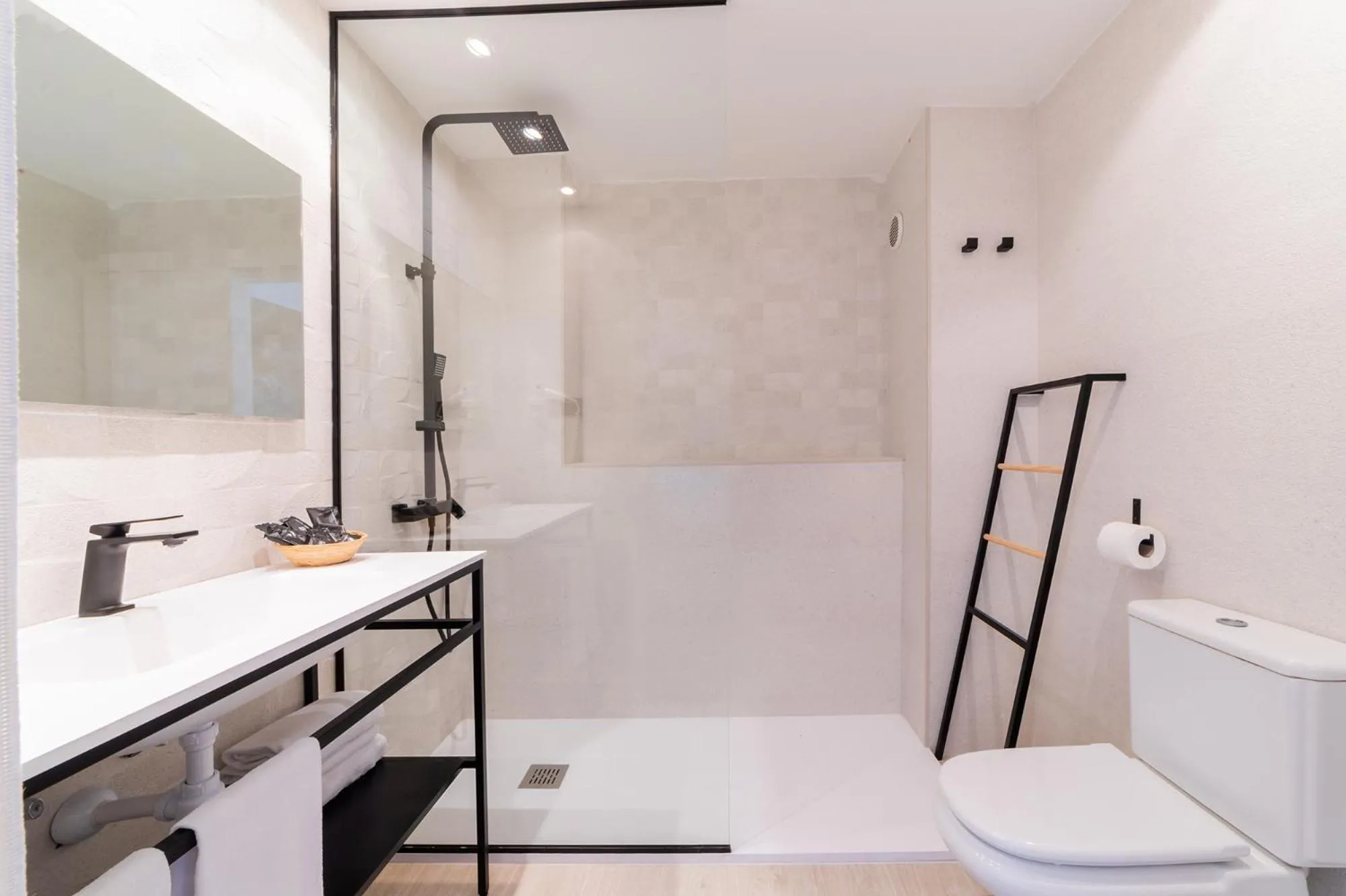 Shower in Palas Pineda