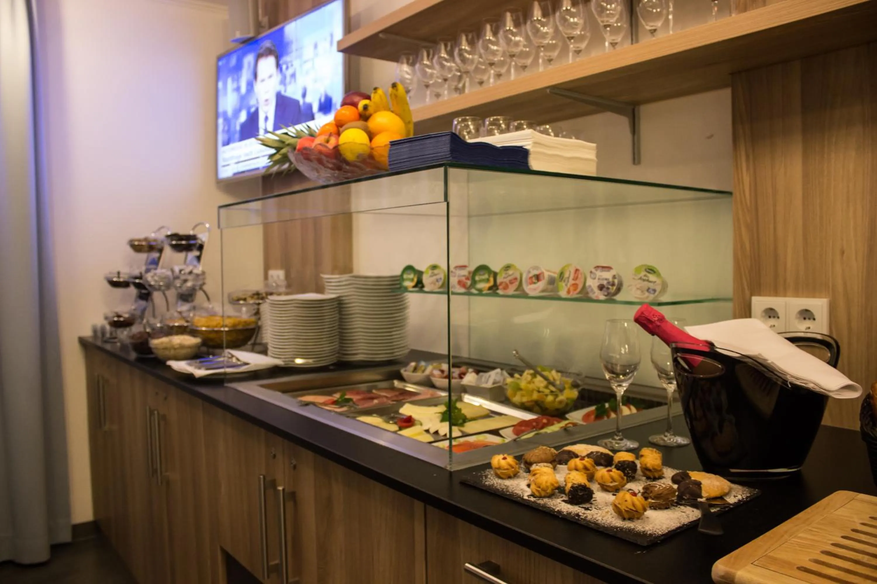 Buffet breakfast in Hotel7Continents