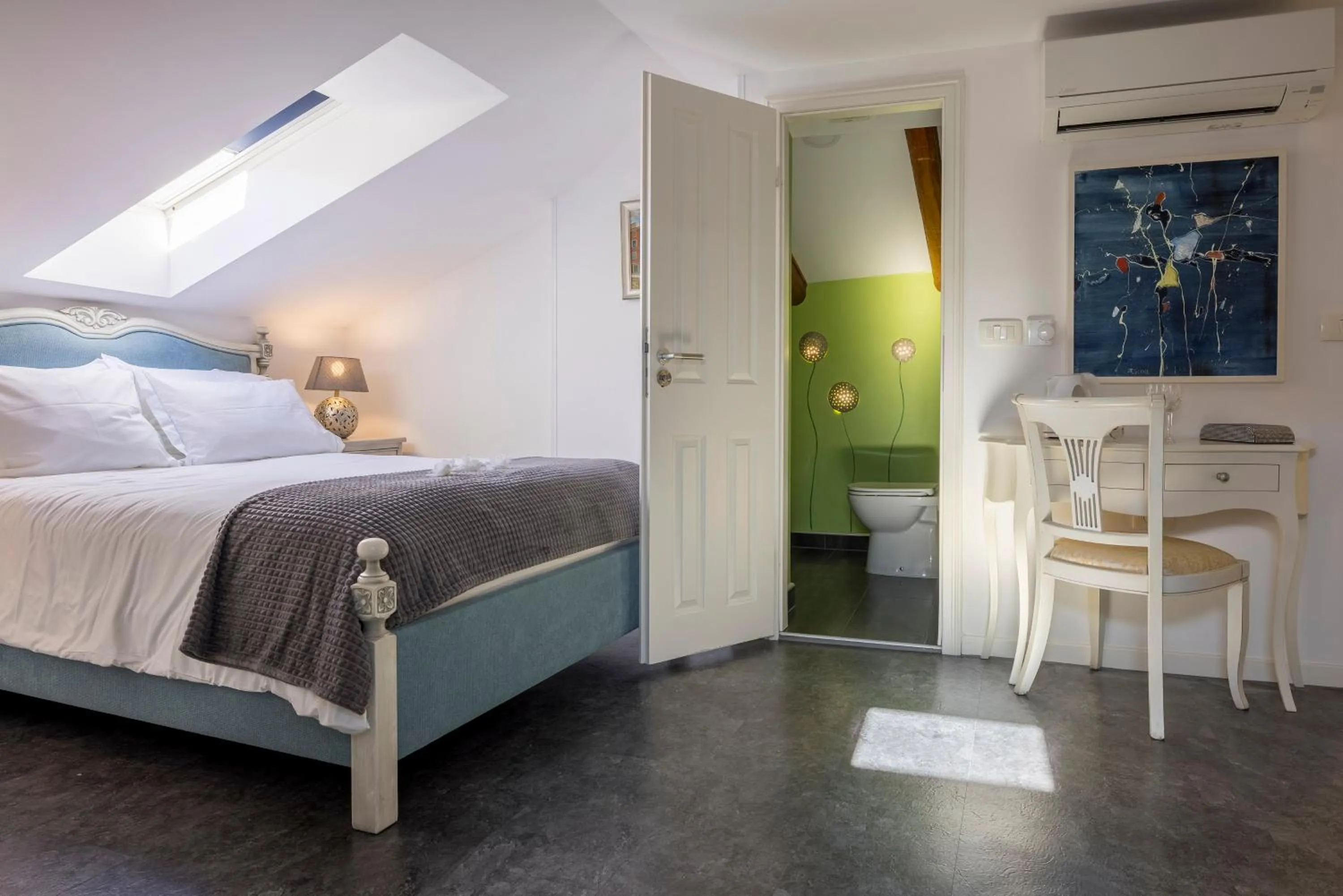 Toilet, Bed in Benecanka Casa Veneziana Piran